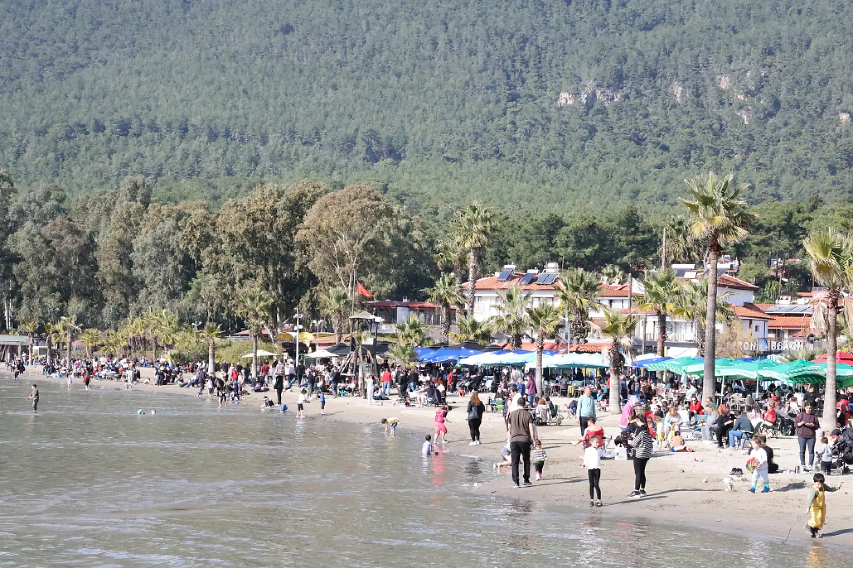 Akyaka'da yazdan kalma gün yaşandı, sahiller doldu taştı