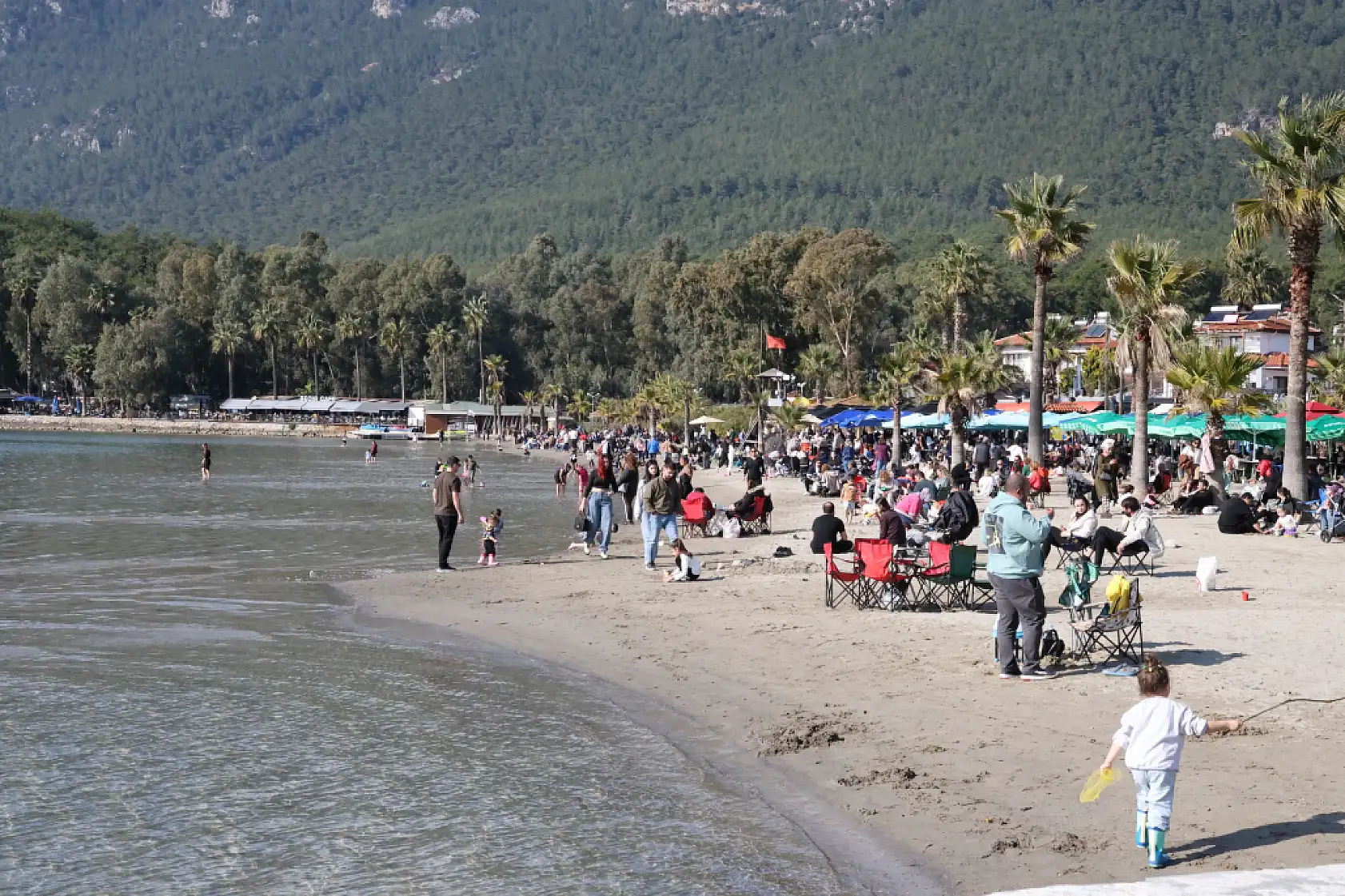 Akyaka'da yazdan kalma gün yaşandı, sahiller doldu taştı