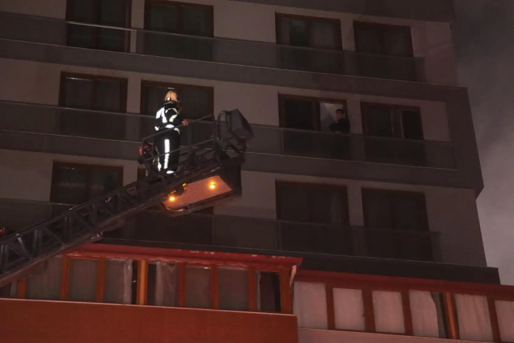 Denizli'de yangın panik yarattı! Mahsur kalanların çektiği o anlar tüyler ürpertti