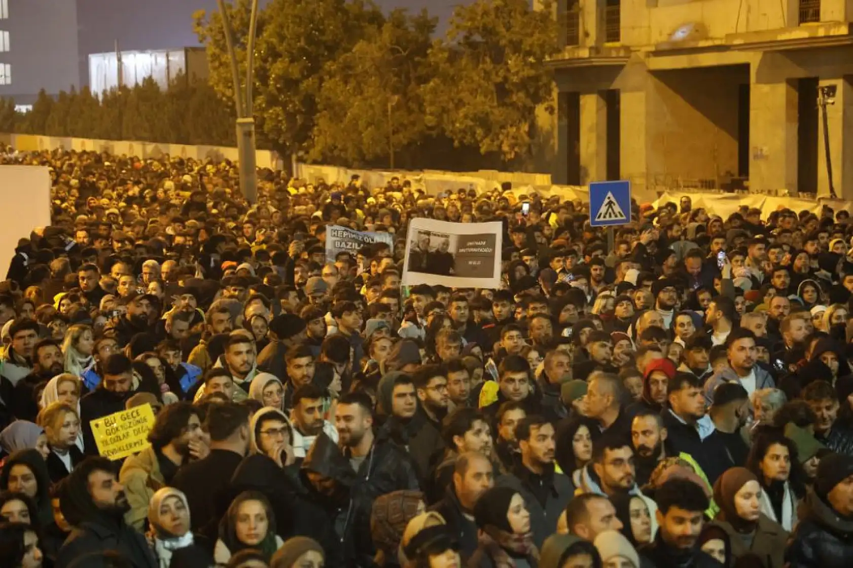 Asrın felaketinin 2'nci yıl dönümünde Hatay'da binlerce vatandaş sessiz yürüyüş gerçekleştirdi