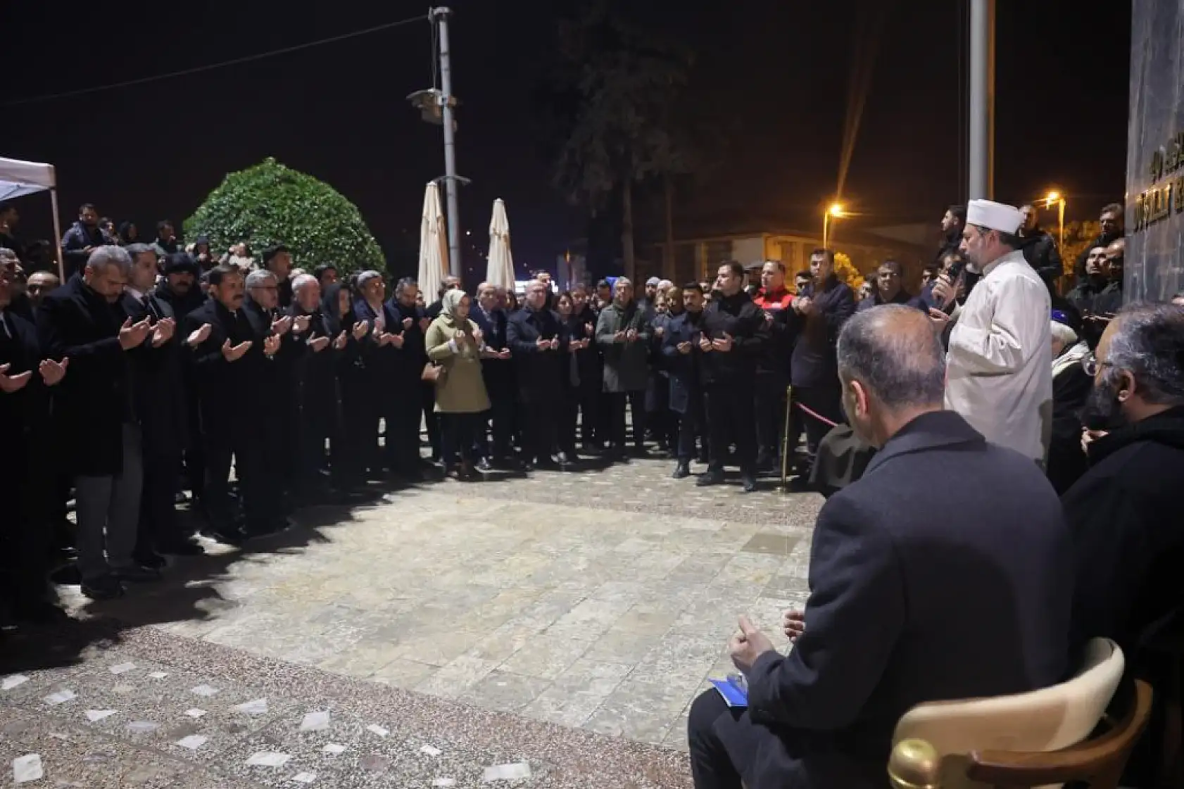 Asrın felaketinin 2'nci yıl dönümünde Hatay'da binlerce vatandaş sessiz yürüyüş gerçekleştirdi