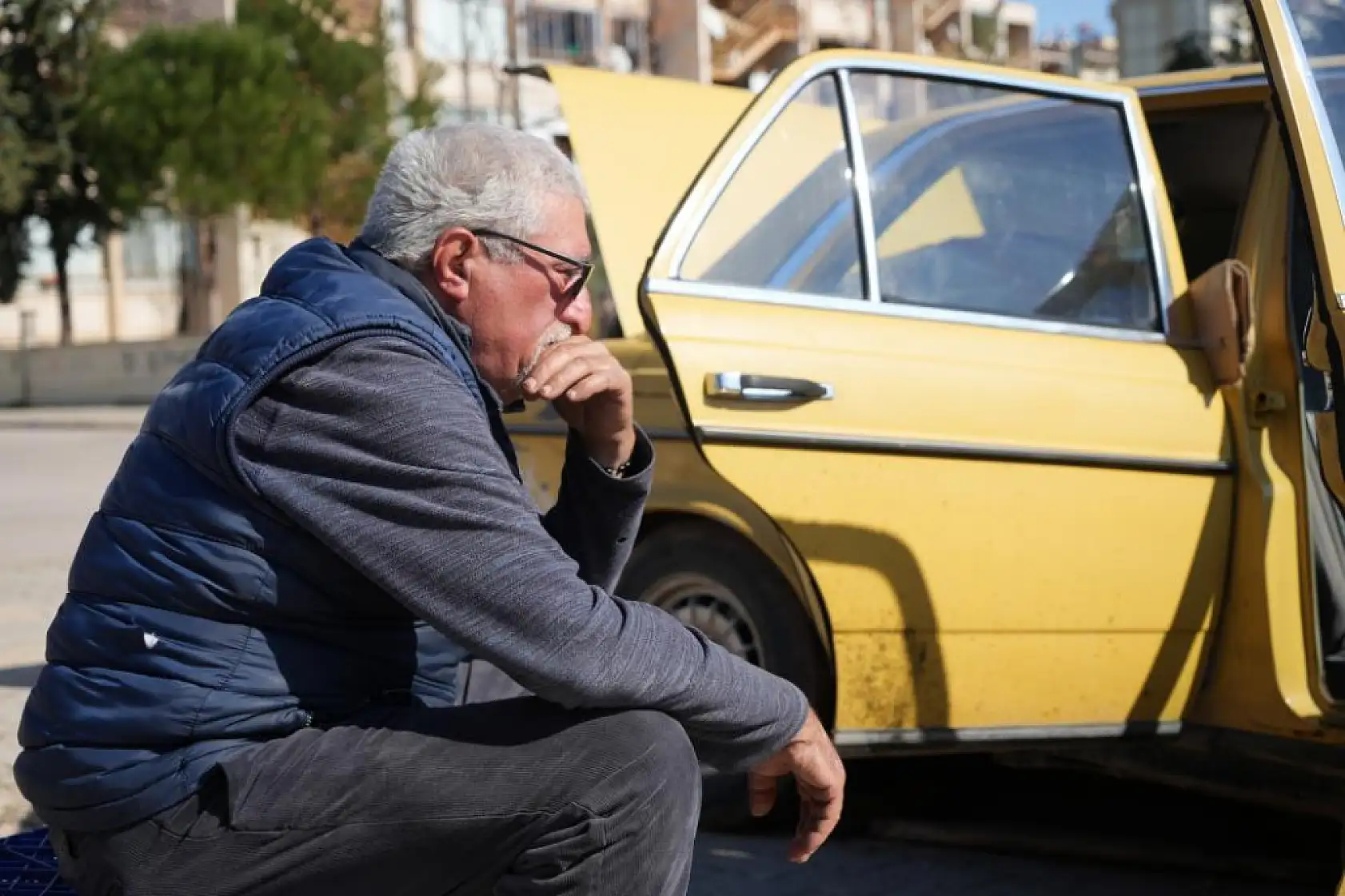 Sosyal medyadan tanışıp evlenen 62 yaşındaki adam, 4 aydır hayatını arabasının içinde geçiriyor