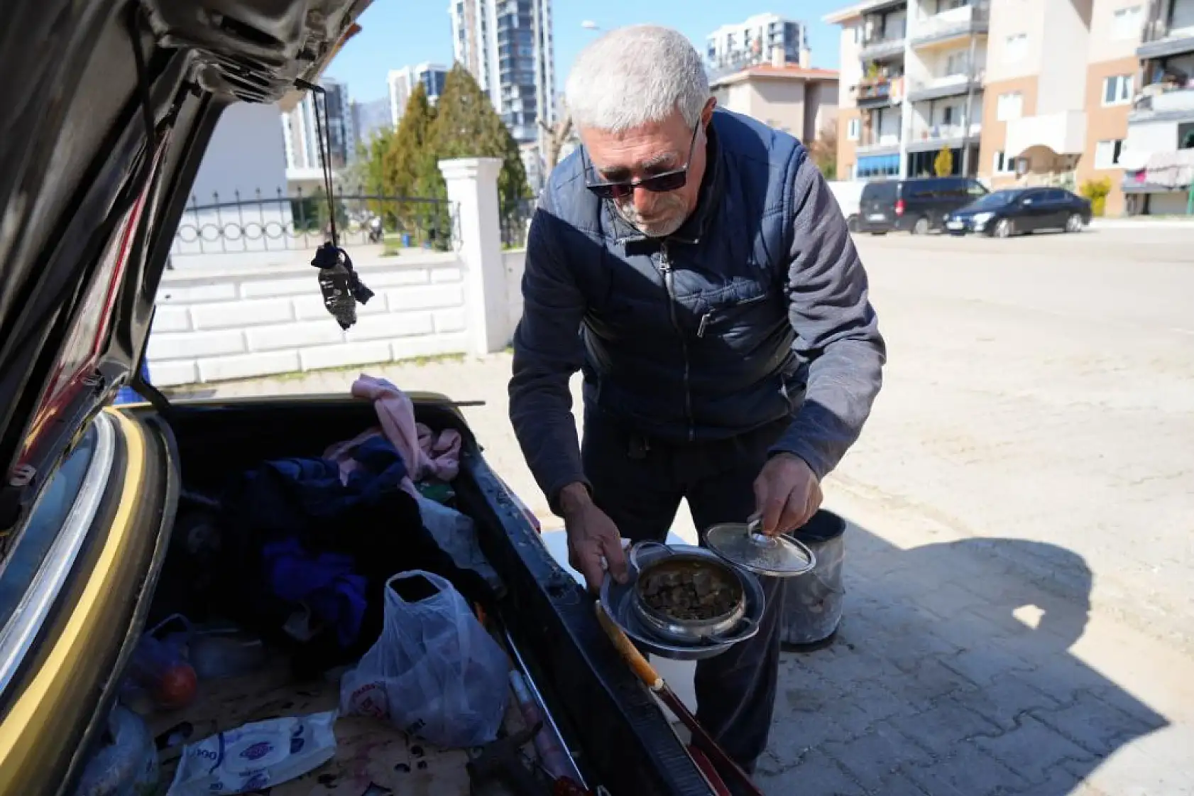 Sosyal medyadan tanışıp evlenen 62 yaşındaki adam, 4 aydır hayatını arabasının içinde geçiriyor