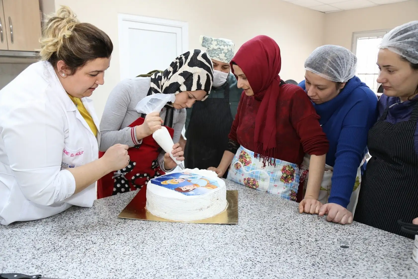 İş ayırt etmeyen kadınlar kaynak da yapıyor halı da dokuyor