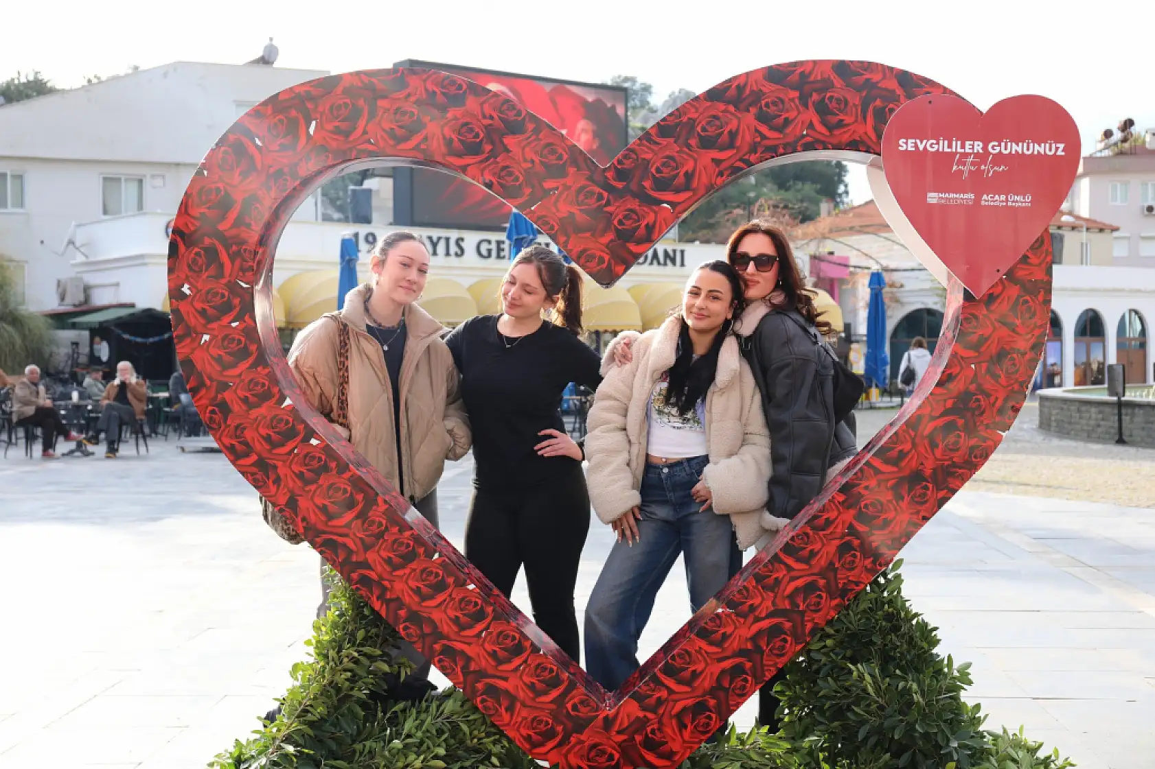 Marmaris'te Sevgililer Günü için özel fotoğraf panosu kuruldu