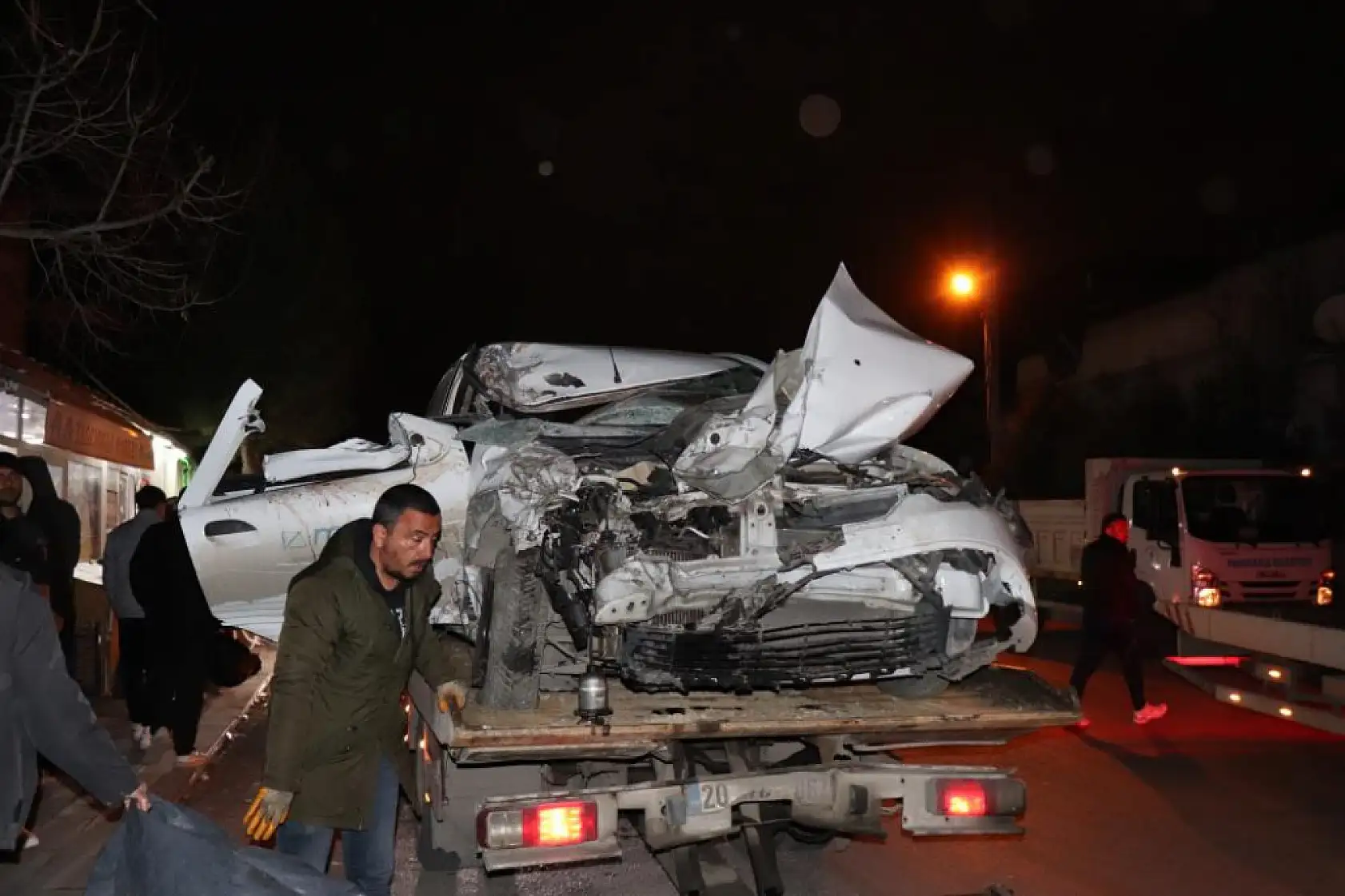 Otomobil, park etmeye çalışan kamyonete çarptı, 17 yaşındaki genç hayatını kaybetti