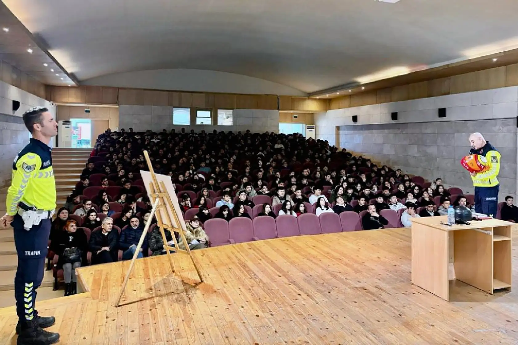 Muğla Jandarmasından öğrencilere kask ve koruyucu ekipman bilgilendirmesi