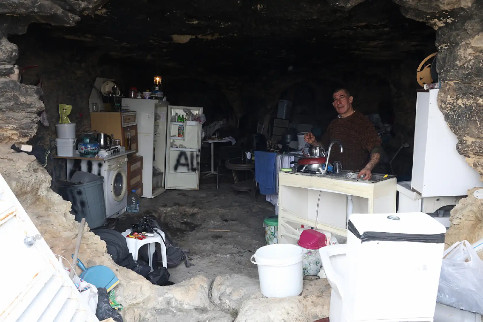 2 yıldır yaşadığı mağaradan konteynere taşınan adam, 'Mağaradayken konteynerden daha huzurluydum'