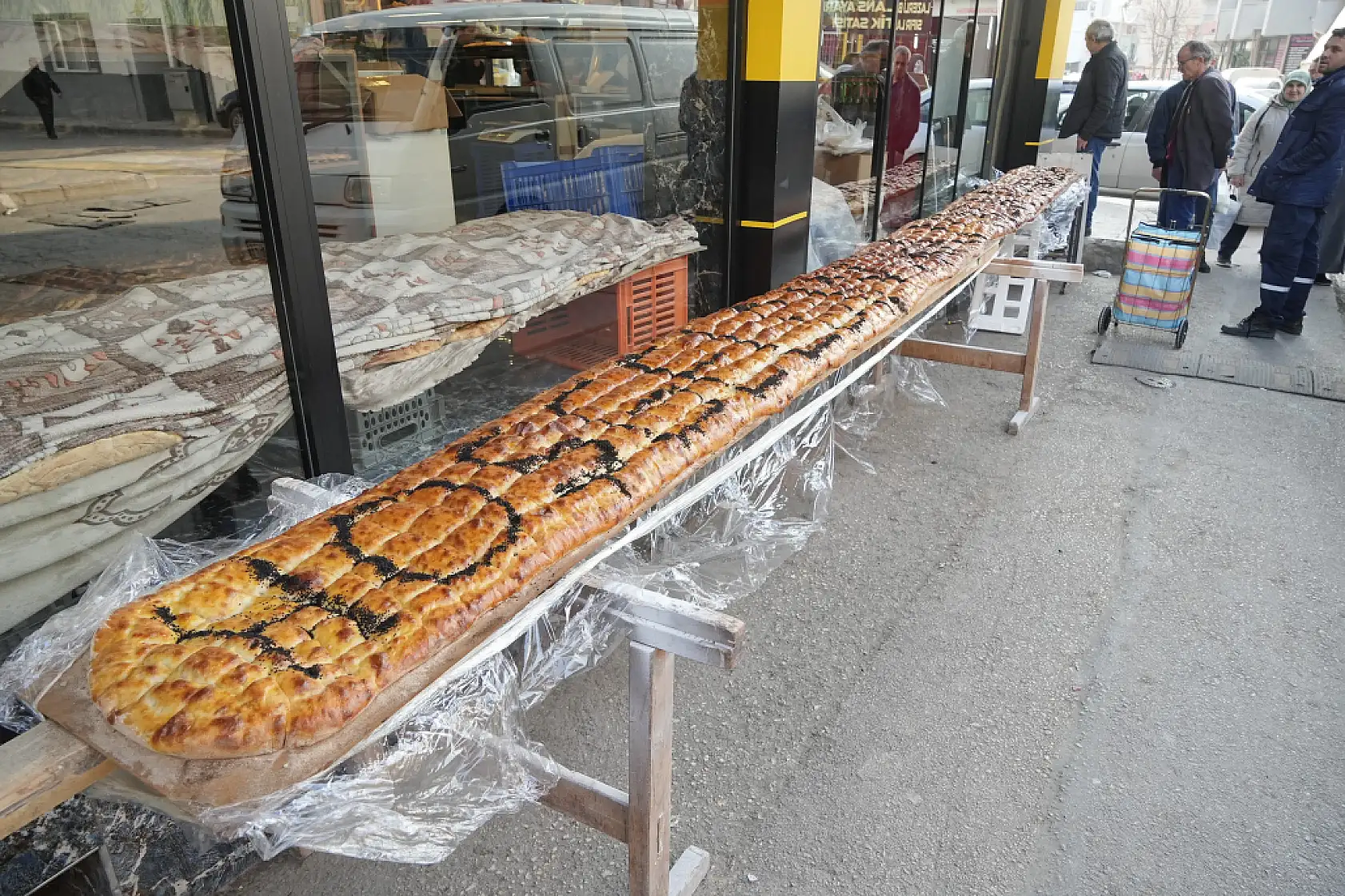 7 metrelik pide görenleri hayrete düşürdü