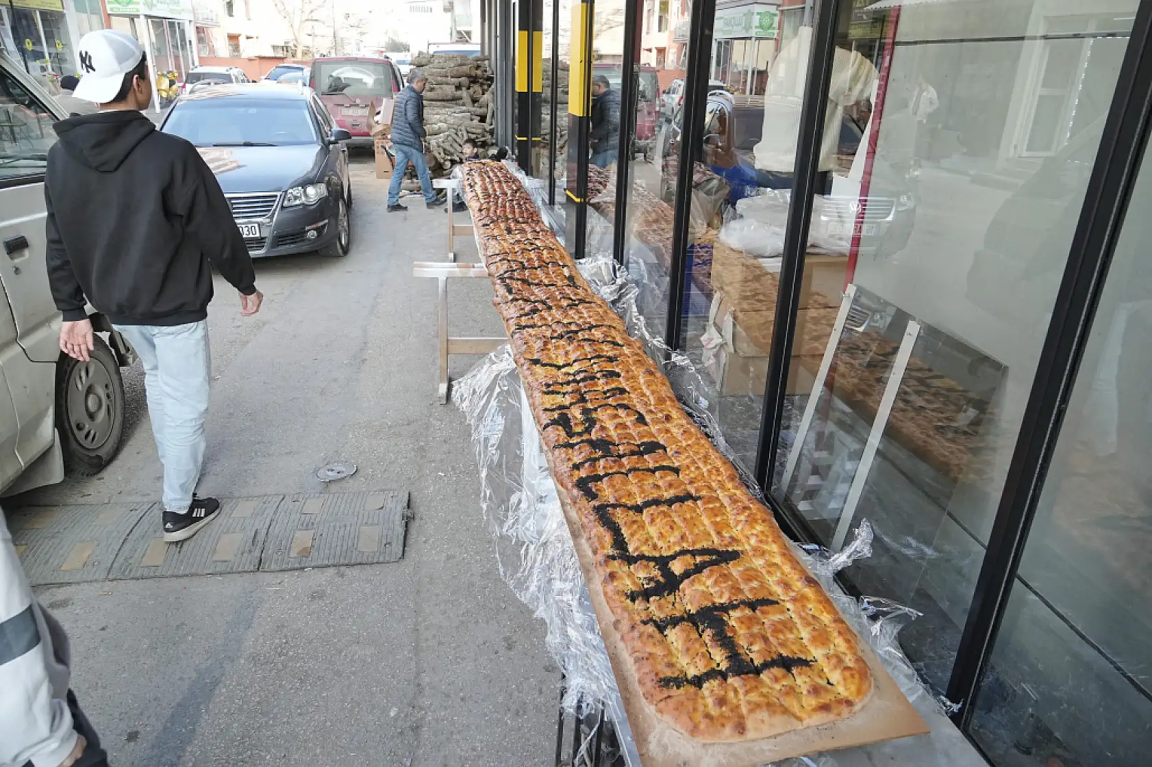 7 metrelik pide görenleri hayrete düşürdü