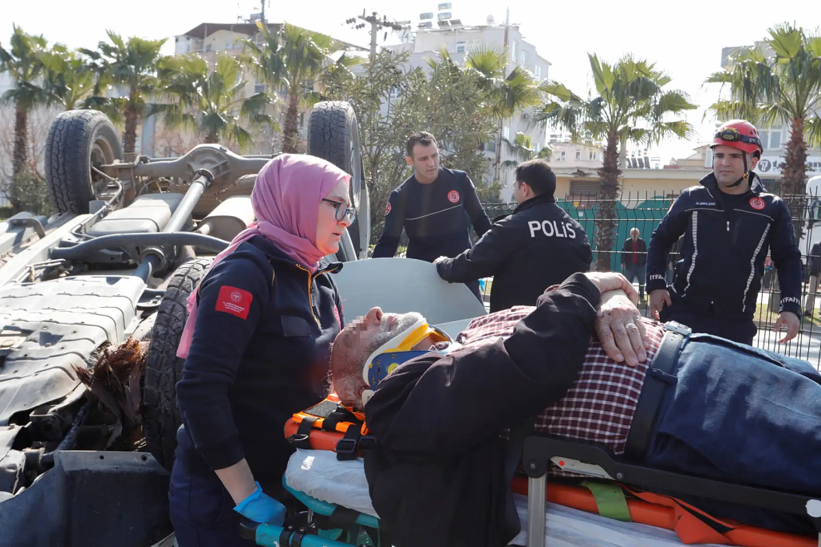 Önce palmiyelere çarptı, ardından takla atan araçta sıkıştı