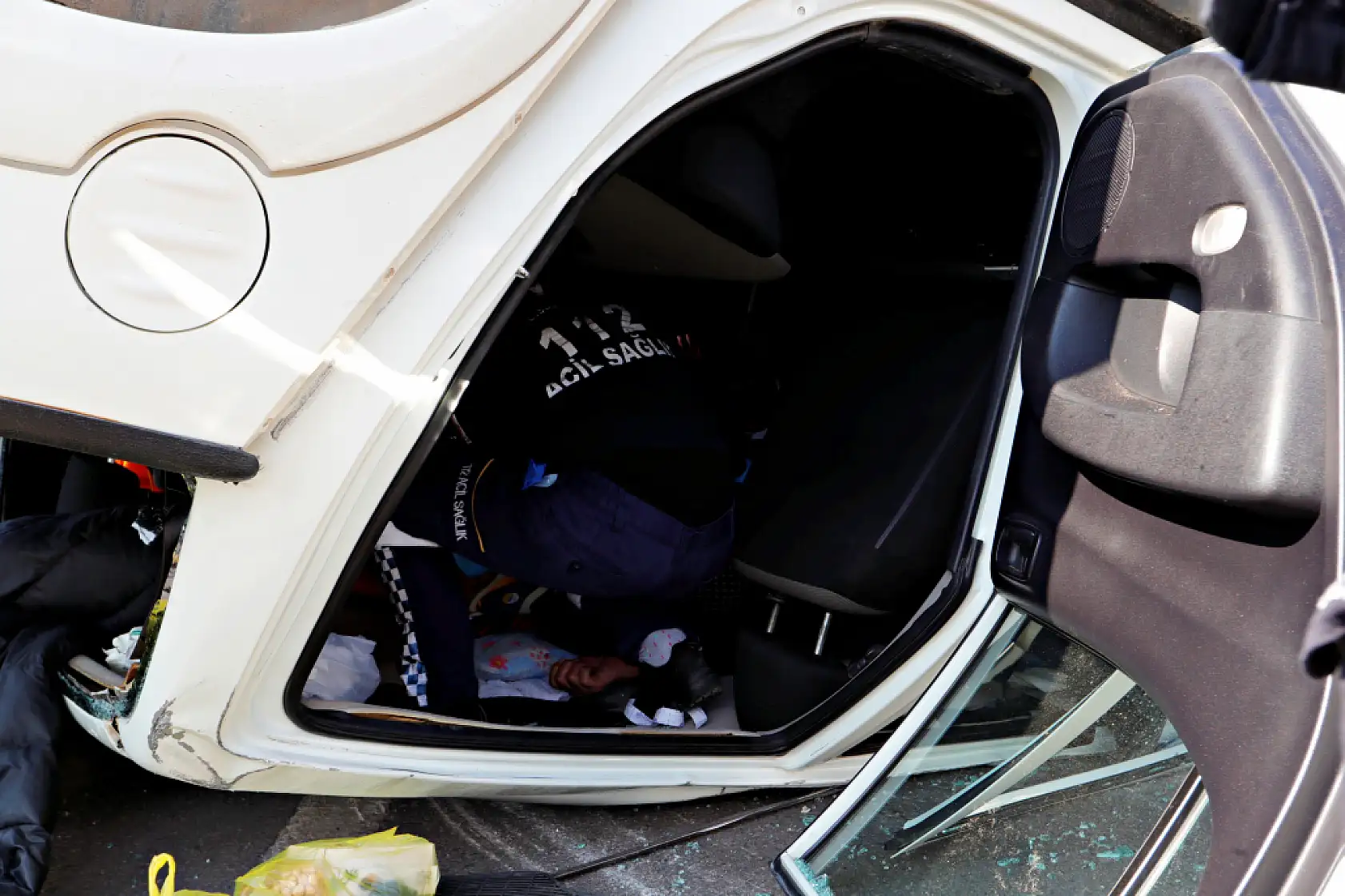 Önce palmiyelere çarptı, ardından takla atan araçta sıkıştı