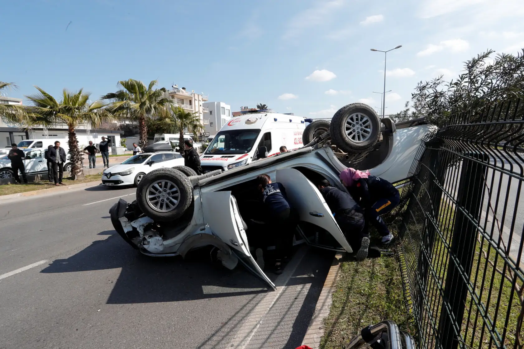 Önce palmiyelere çarptı, ardından takla atan araçta sıkıştı
