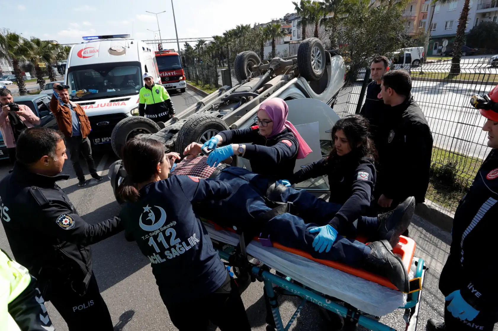 Önce palmiyelere çarptı, ardından takla atan araçta sıkıştı
