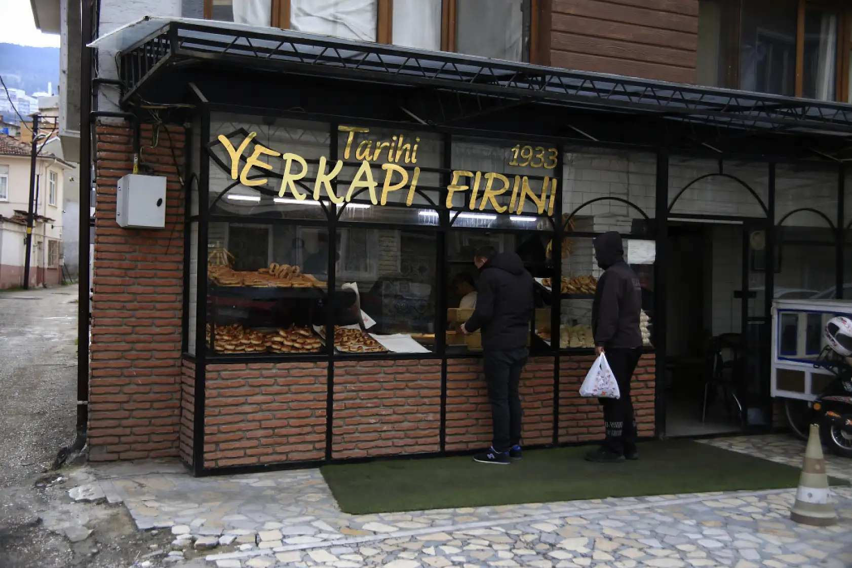 92 yıllık gelenek...İftariyelik tabanca, kılıç, testi ve telefon