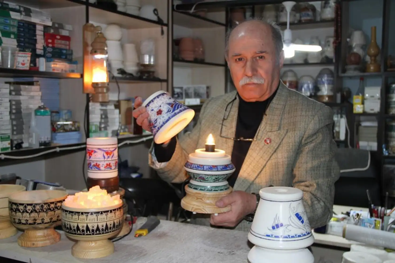 Emekli öğretmen 17 yıldır tuz lambalarına sanatını işliyor