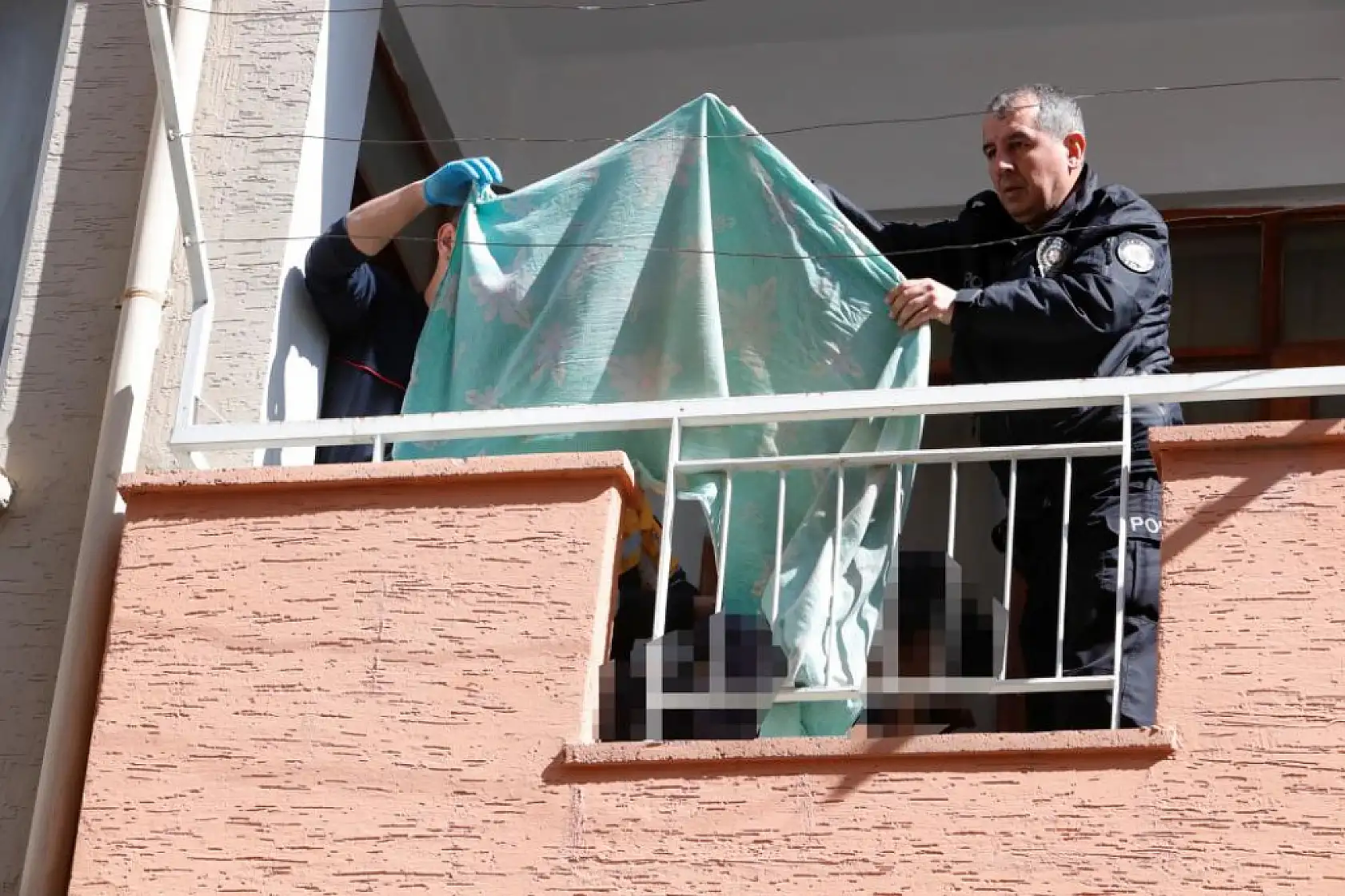 Güneşlenmeye çıkan yaşlı adam balkonunda ölü bulundu