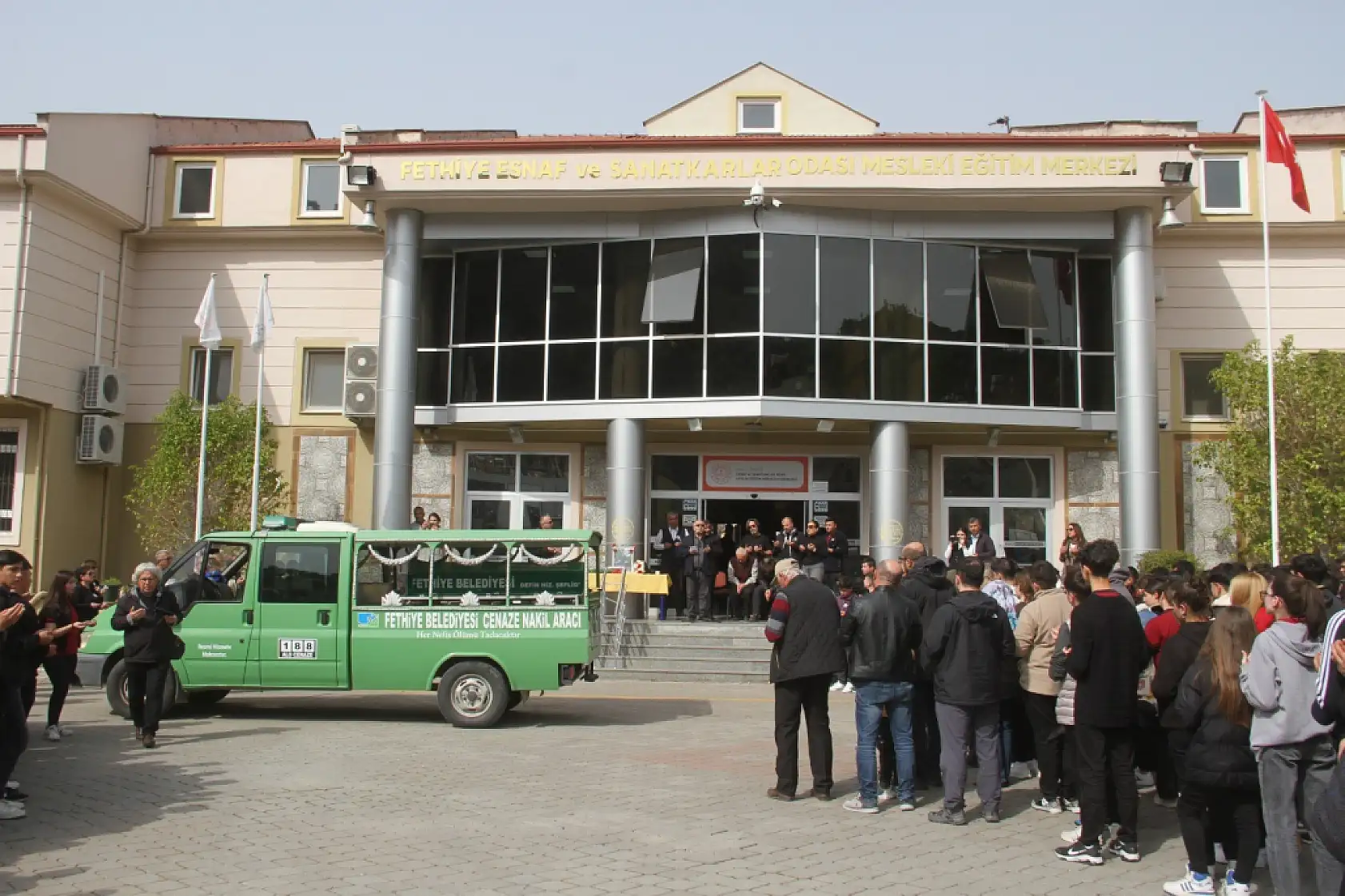 Öğretmen Ballı, son yolculuğuna görev yaptığı okulunda uğurlandı