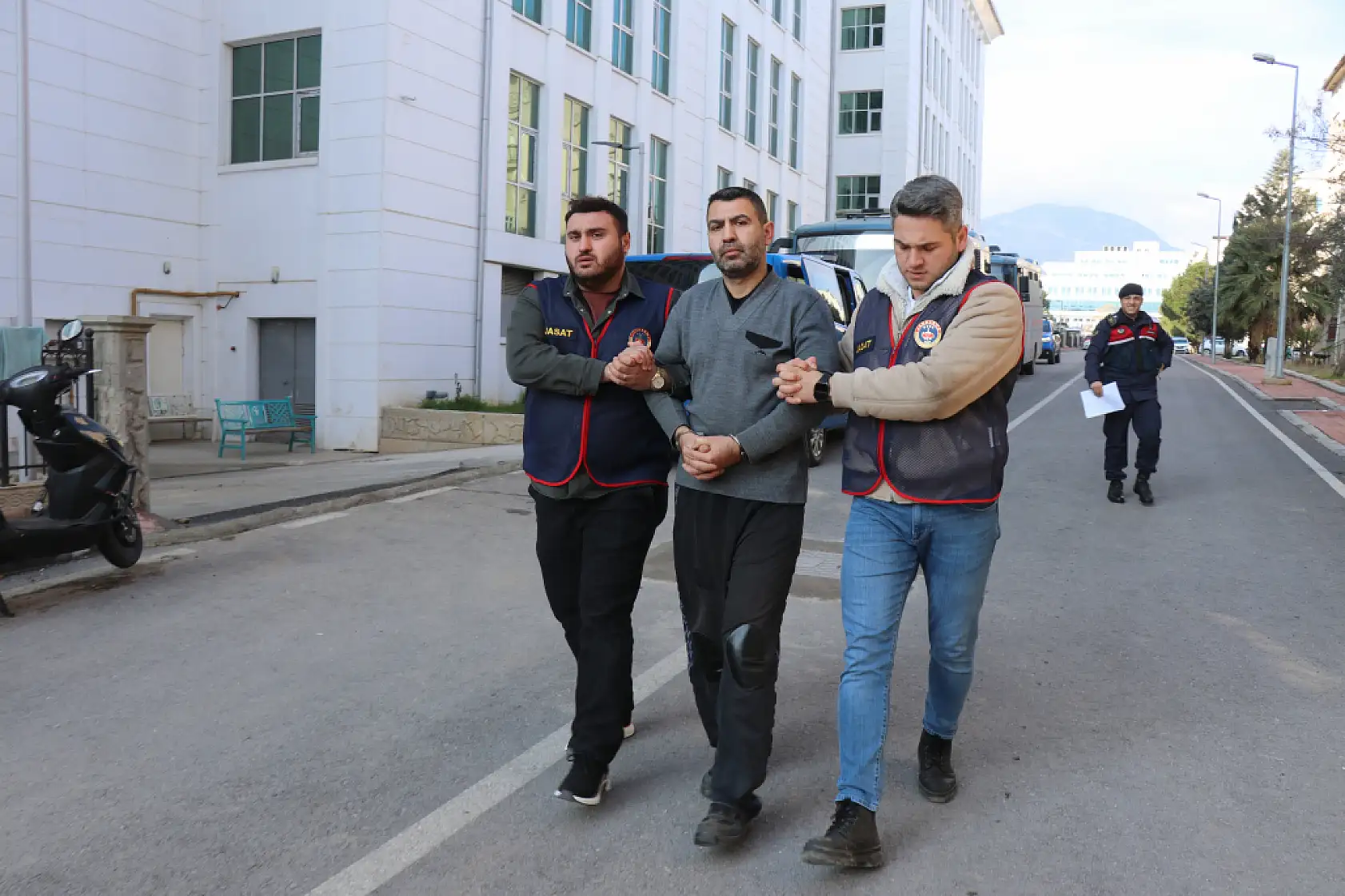 'MİT'çiyim, burada çalışmam gerekiyor' diyerek kendisini işe aldırdı, çok sayıda üst düzey kişiyi dolandırdı