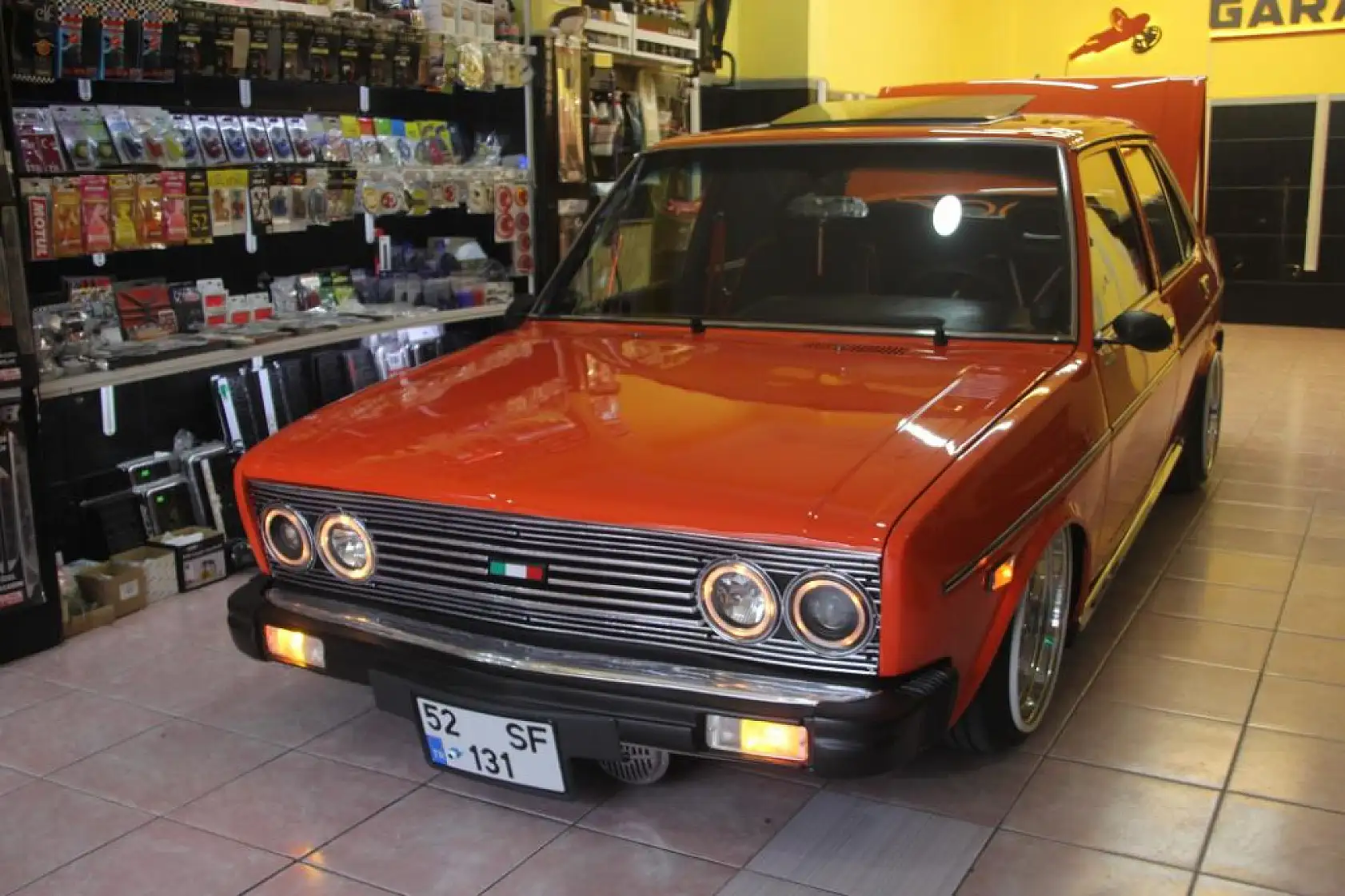 Yarım milyonluk antika aracı iş yerinde dekor olarak kullanıyor