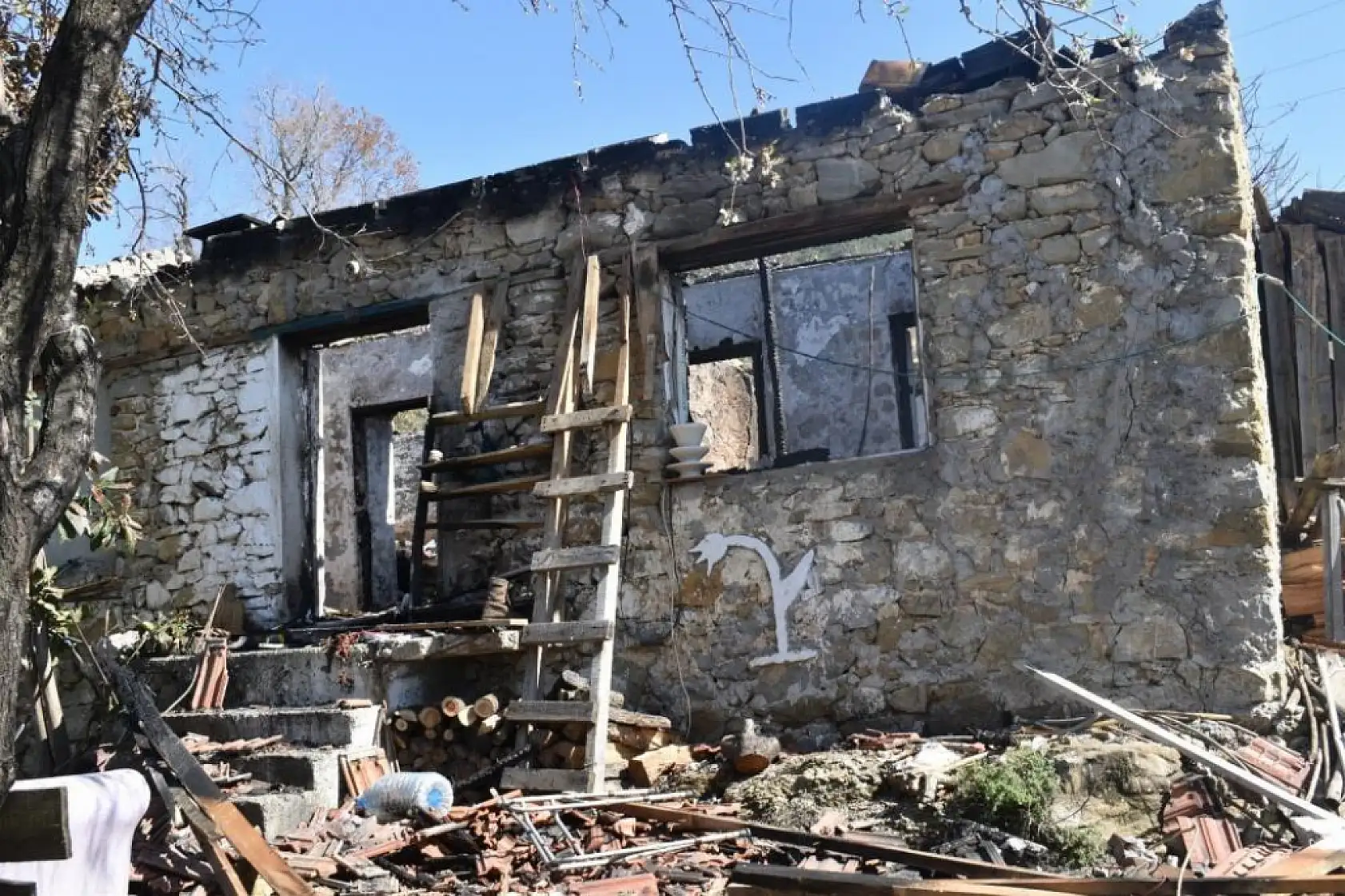 Kaymakam Yakuta, yangında mağdur olan vatandaşla görüştü