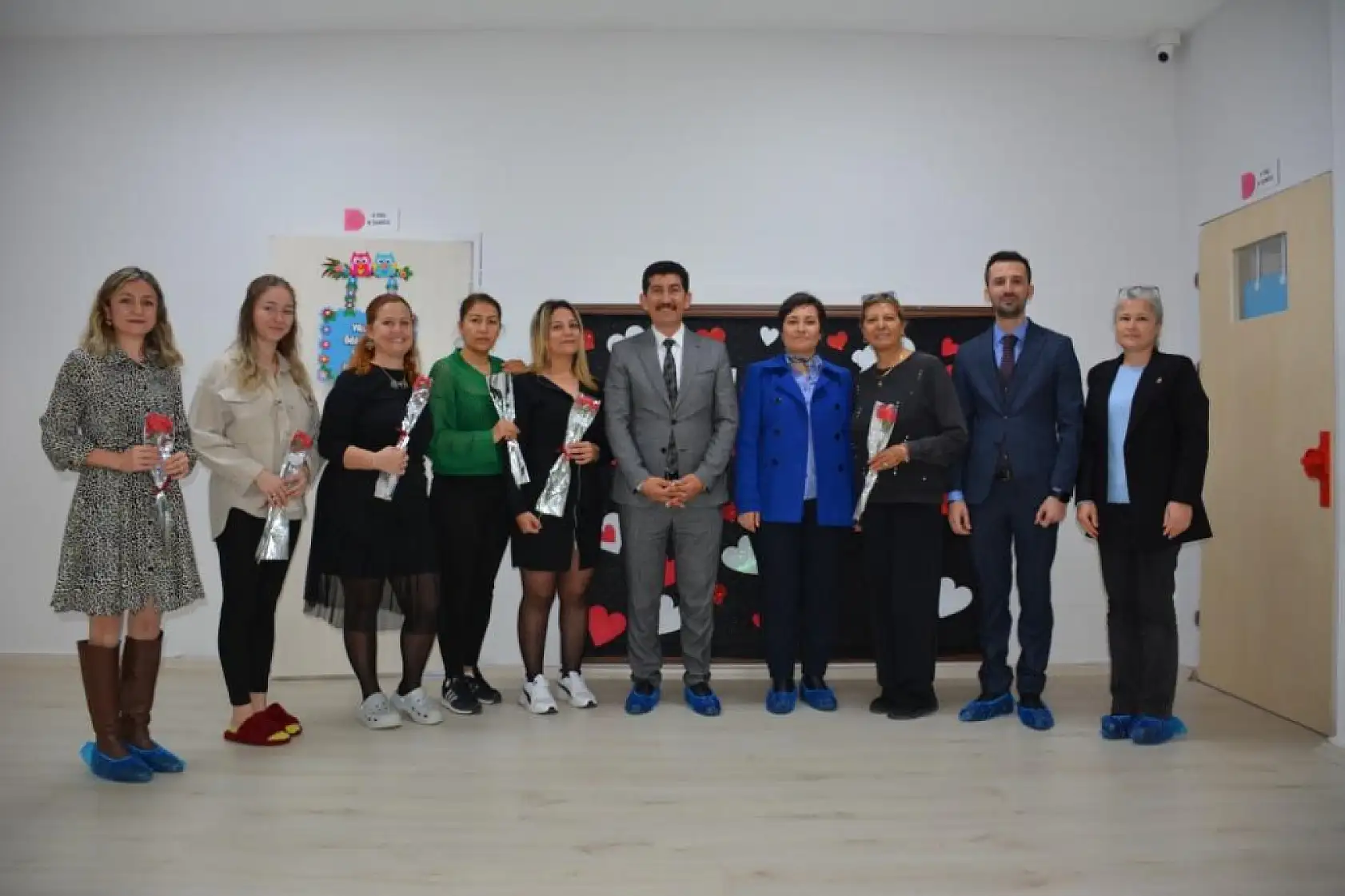 Köyceğiz'de kadın öğretmenlere karanfil takdiminde bulunuldu