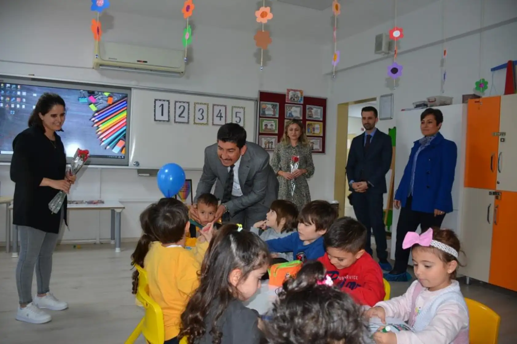 Köyceğiz'de kadın öğretmenlere karanfil takdiminde bulunuldu