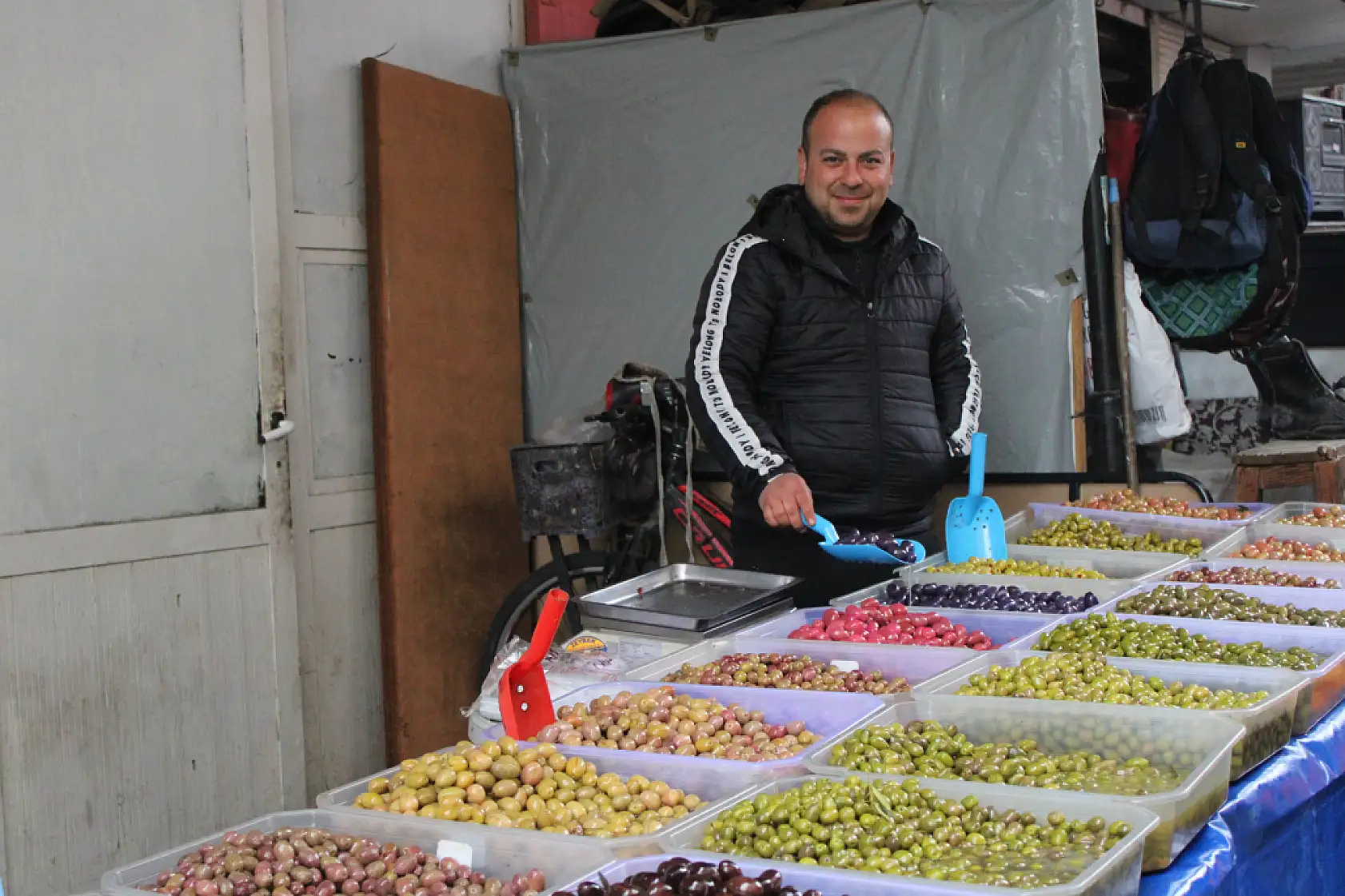 Altı aylık zahmetin ürünü mor ve pembe zeytinler vatandaşların ilgisini çekiyor