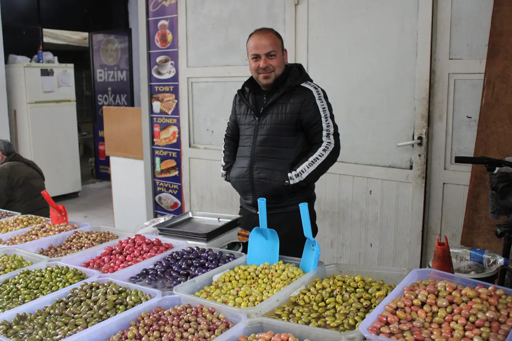 Altı aylık zahmetin ürünü mor ve pembe zeytinler vatandaşların ilgisini çekiyor