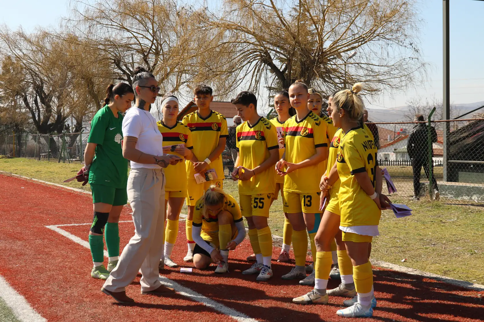 Cezalı kadın teknik direktör, takım otobüsünün üzerinde oyuncularına taktik verdi