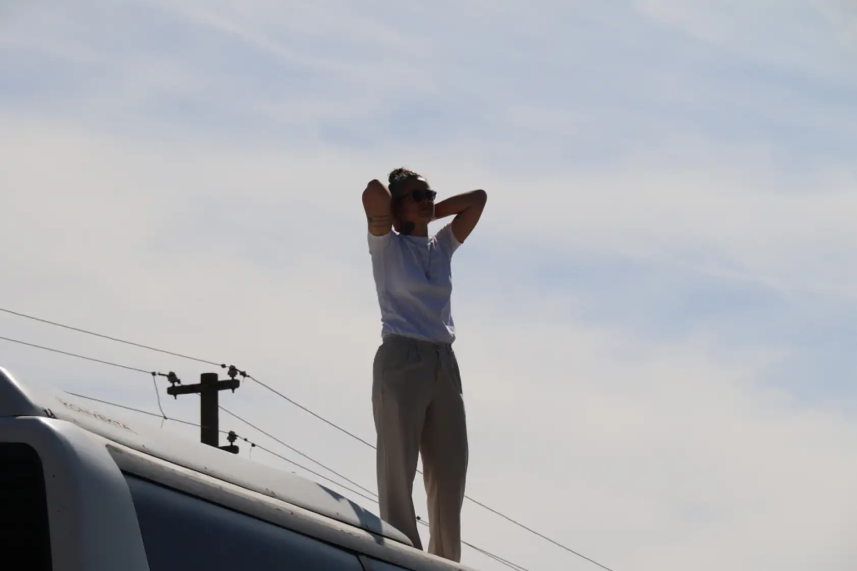 Cezalı kadın teknik direktör, takım otobüsünün üzerinde oyuncularına taktik verdi