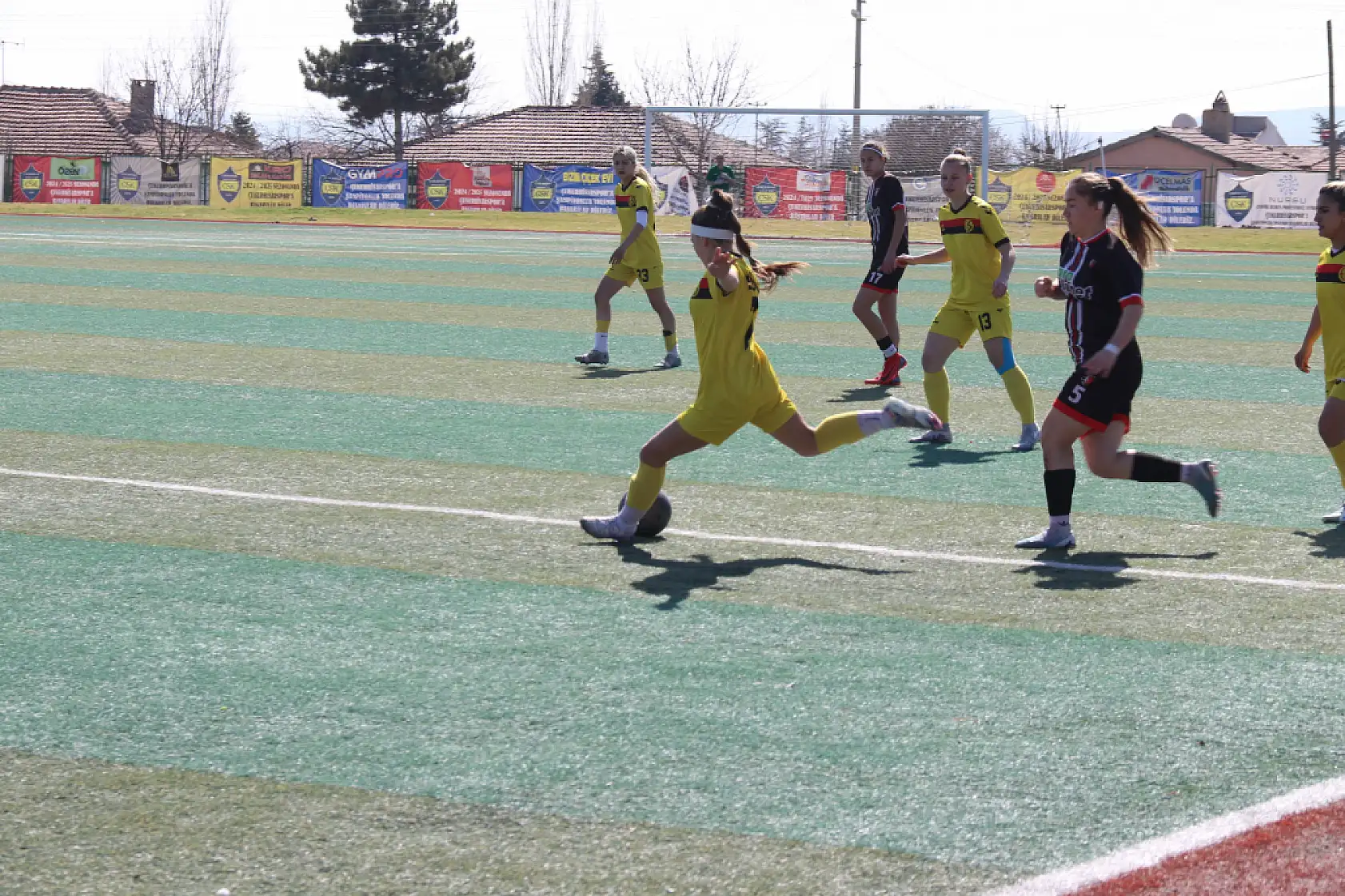 Cezalı kadın teknik direktör, takım otobüsünün üzerinde oyuncularına taktik verdi