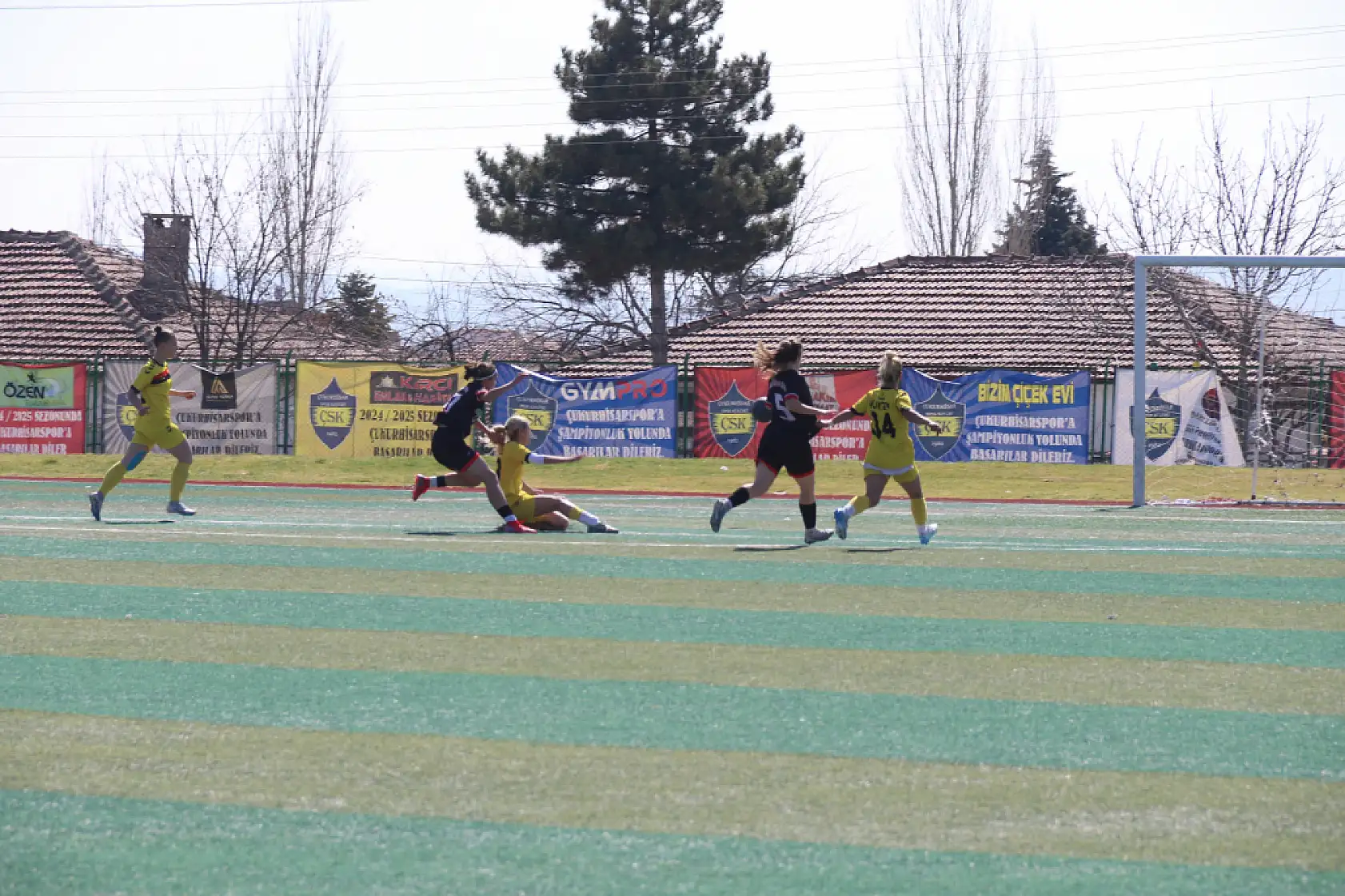 Cezalı kadın teknik direktör, takım otobüsünün üzerinde oyuncularına taktik verdi