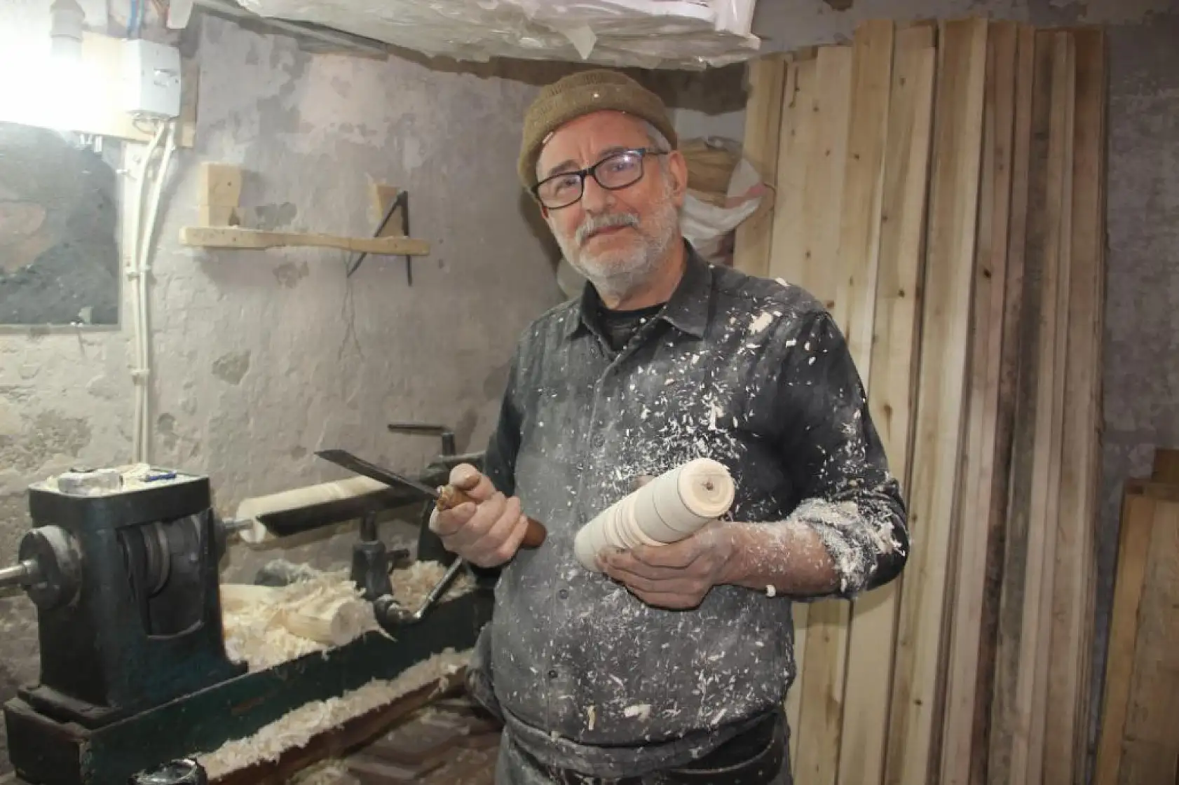 Yarım asırlık marangoz ustası mesleğini aşkla sürdürüyor