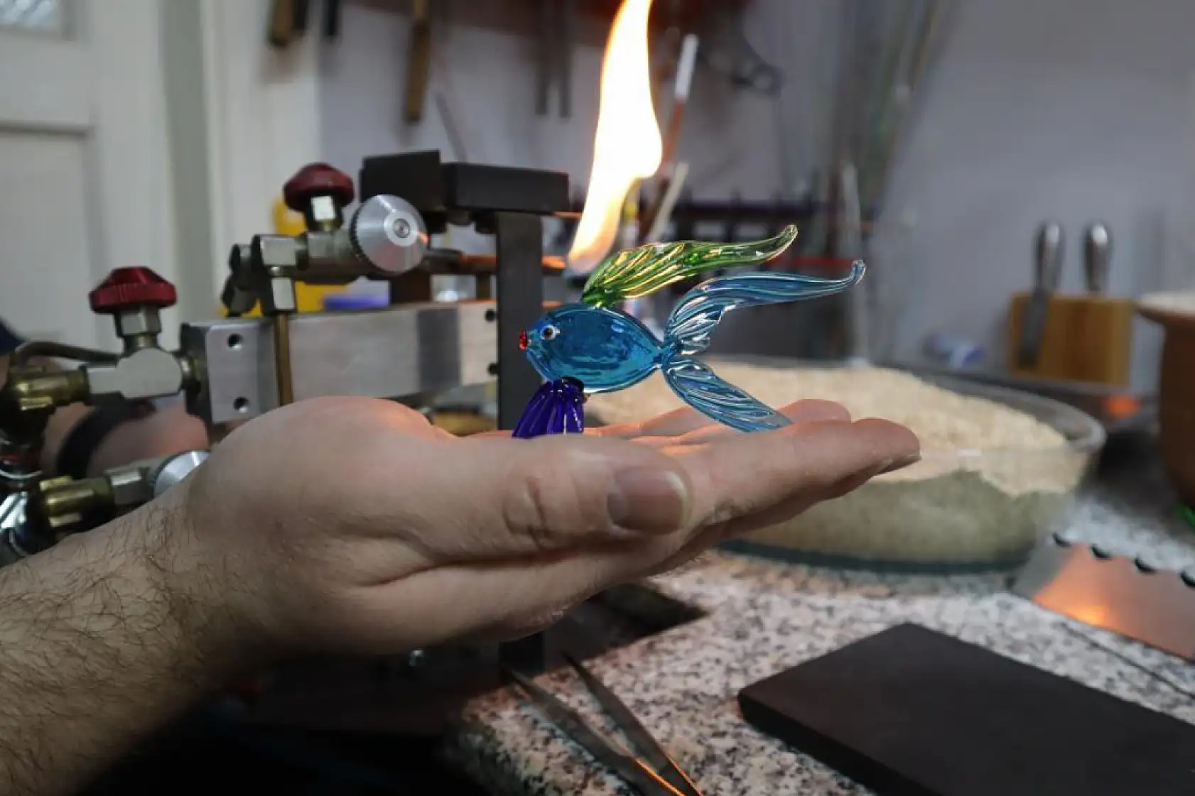 Ustalıkla icra ettiği cam eserler görenleri hayran bırakıyor