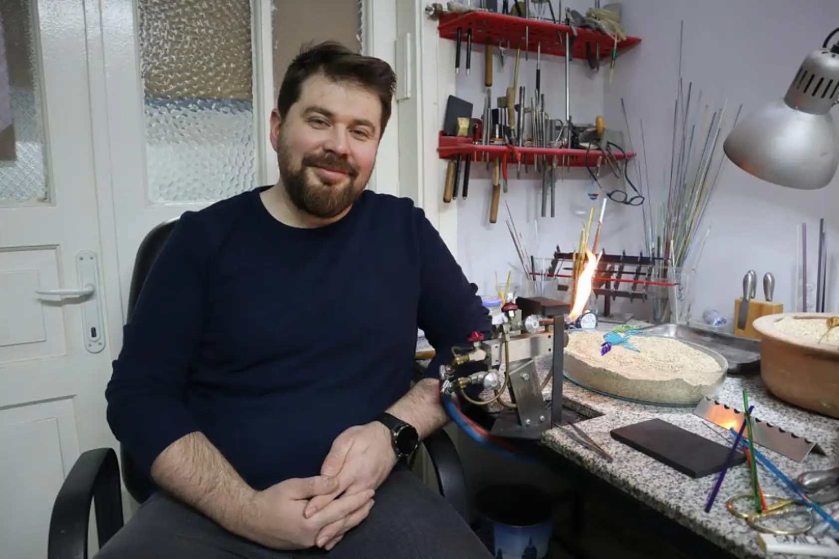 Ustalıkla icra ettiği cam eserler görenleri hayran bırakıyor