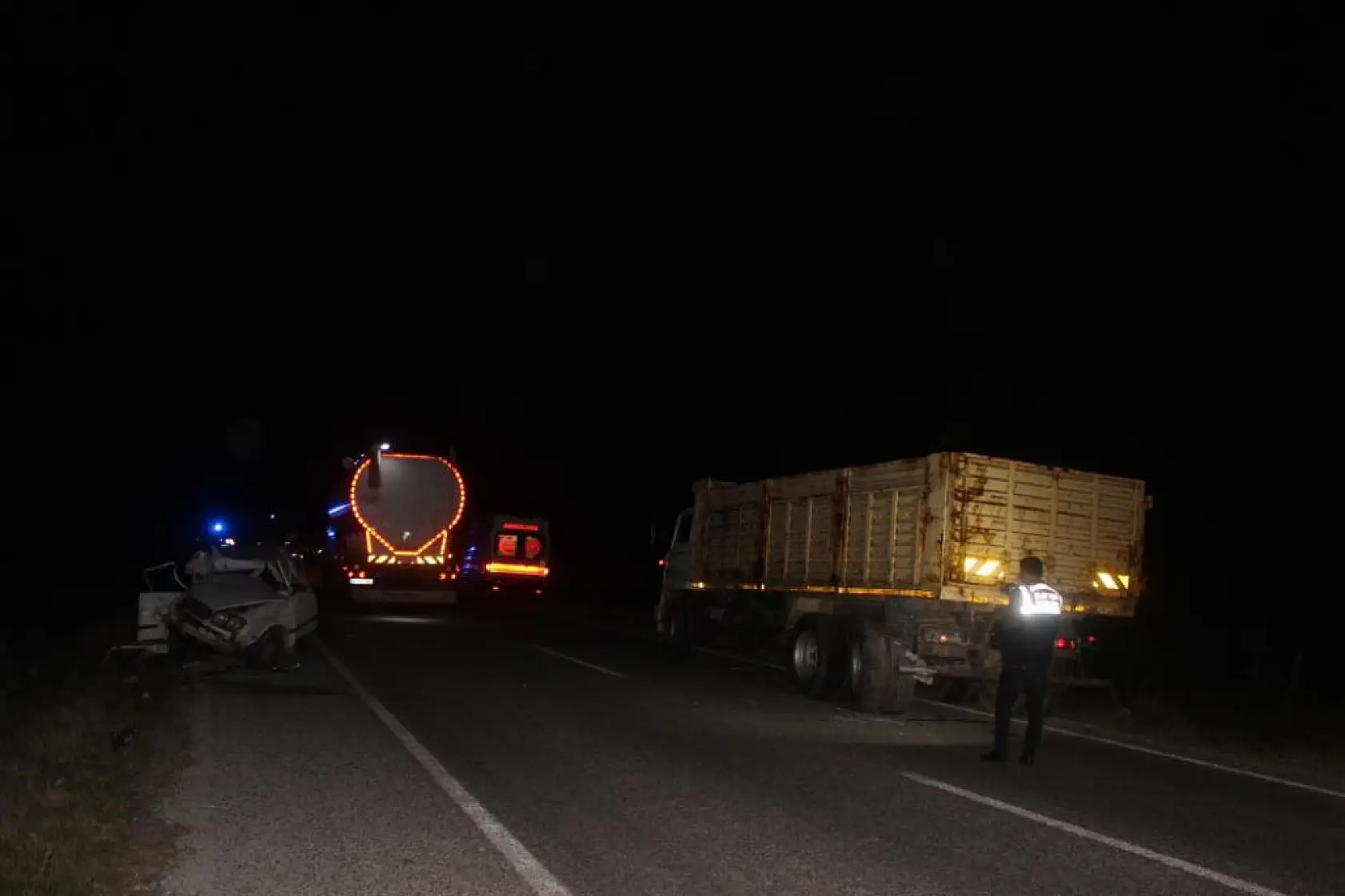 Feci trafik kazası! Otomobil kamyona arkadan çarptı, 1 ölü, 3 yaralı