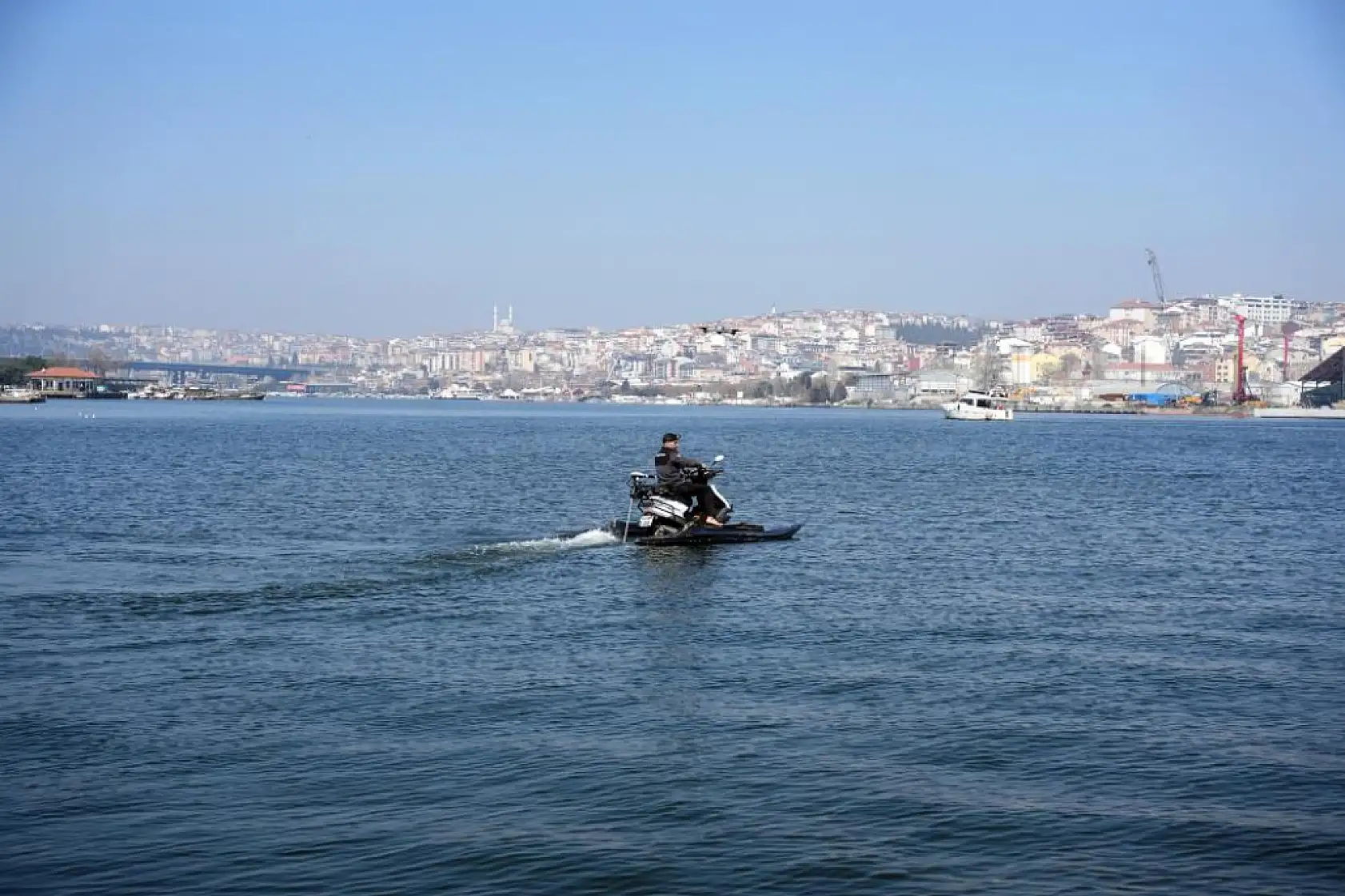 Motosiklet ve kano birleşti, 'Motokano' doğdu! Trafikte görenler şaşkına döndü