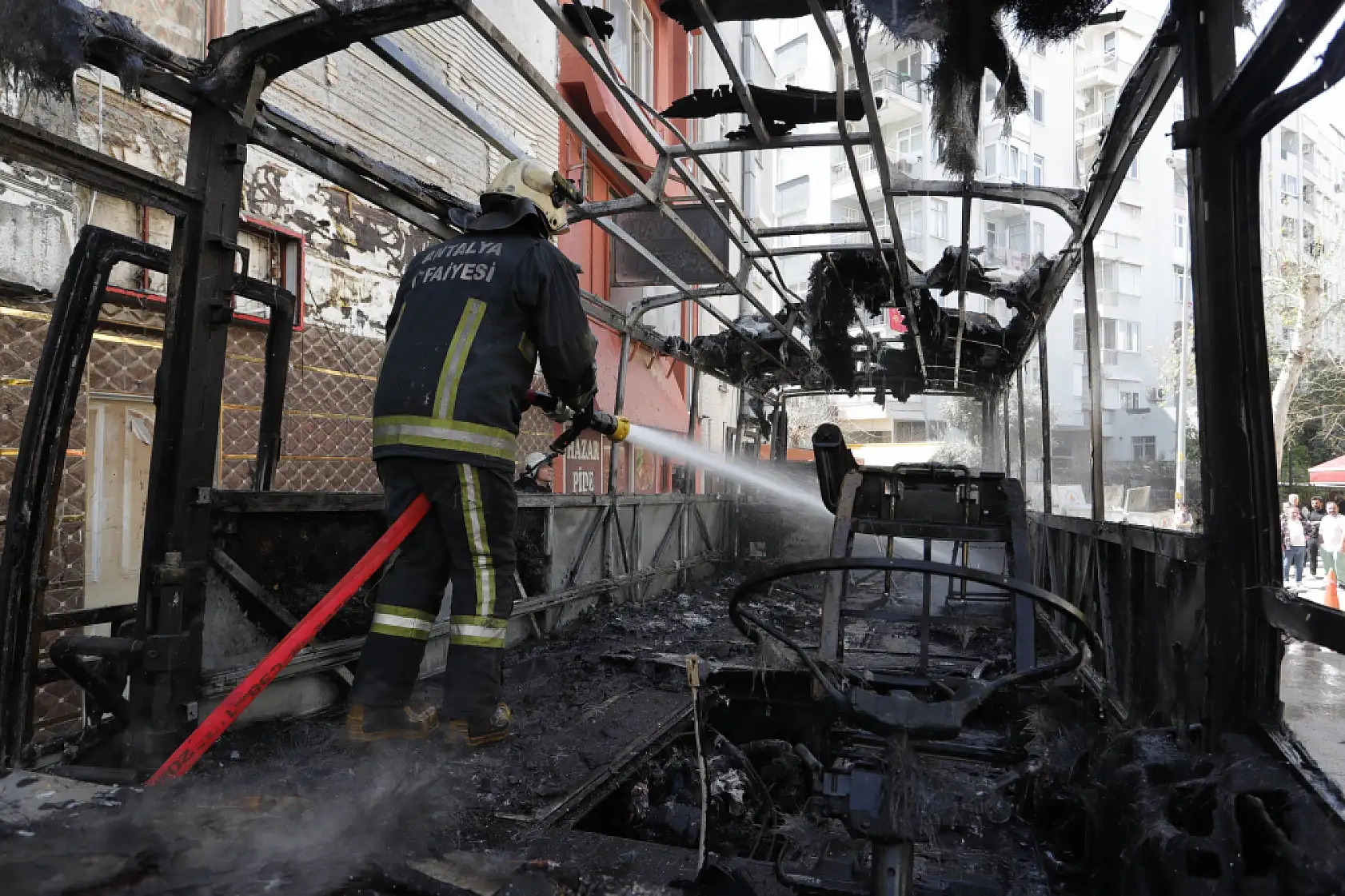 Midibüs alev alev yandı, mahalle sakinleri endişe içinde izledi