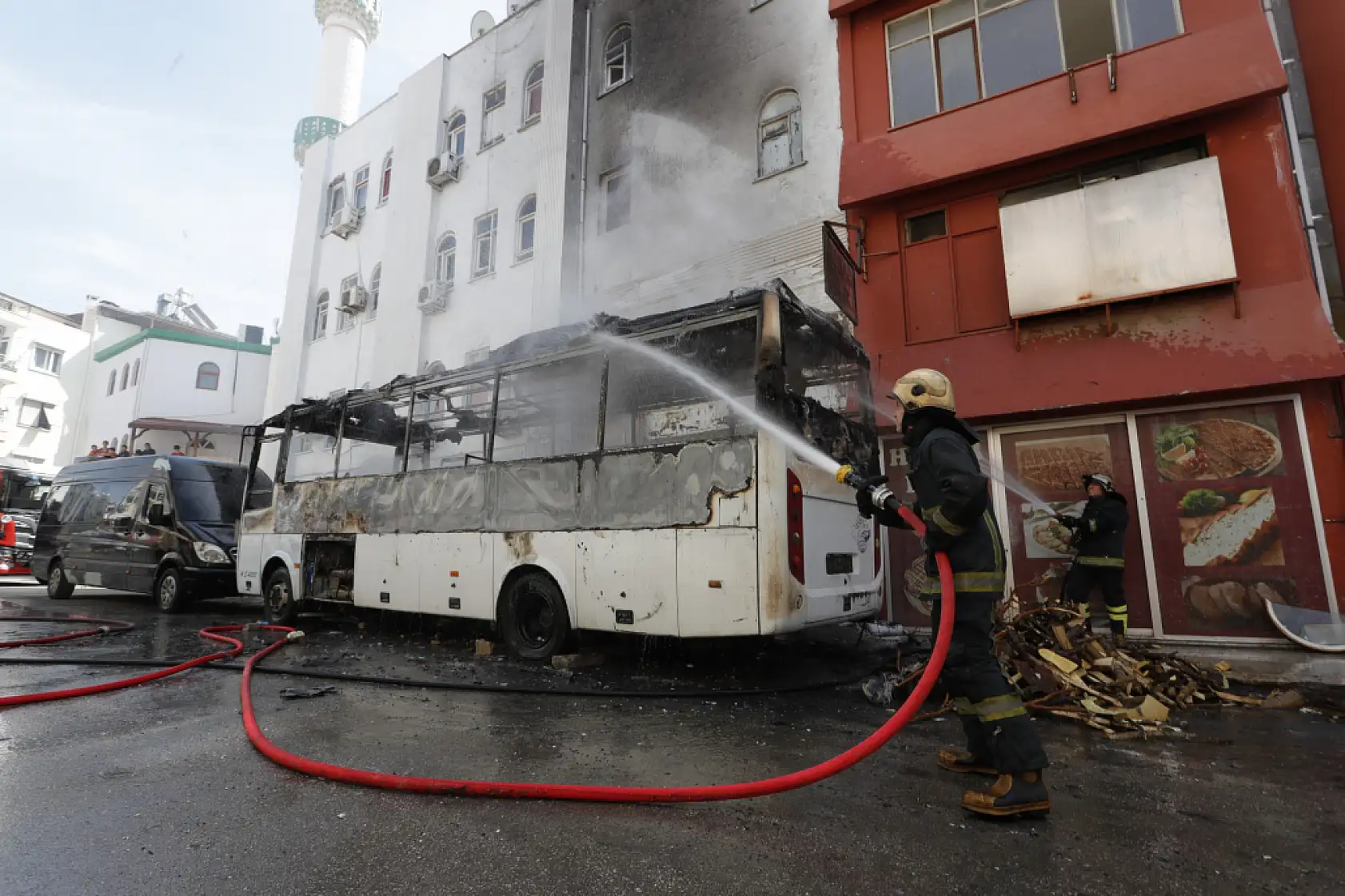 Midibüs alev alev yandı, mahalle sakinleri endişe içinde izledi