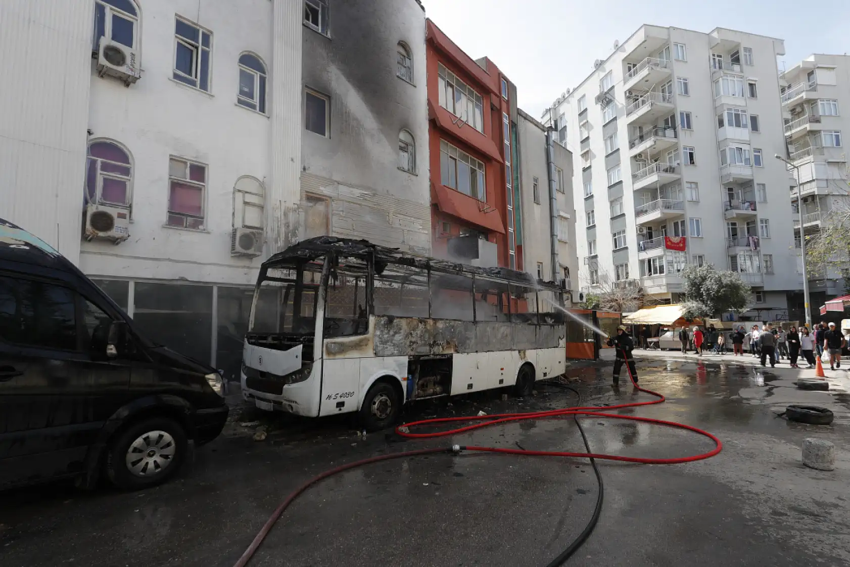 Midibüs alev alev yandı, mahalle sakinleri endişe içinde izledi