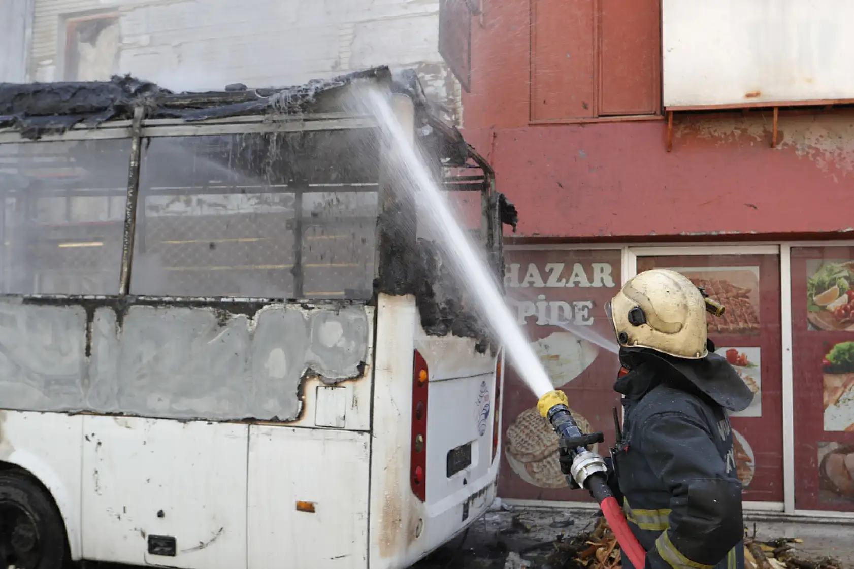 Midibüs alev alev yandı, mahalle sakinleri endişe içinde izledi