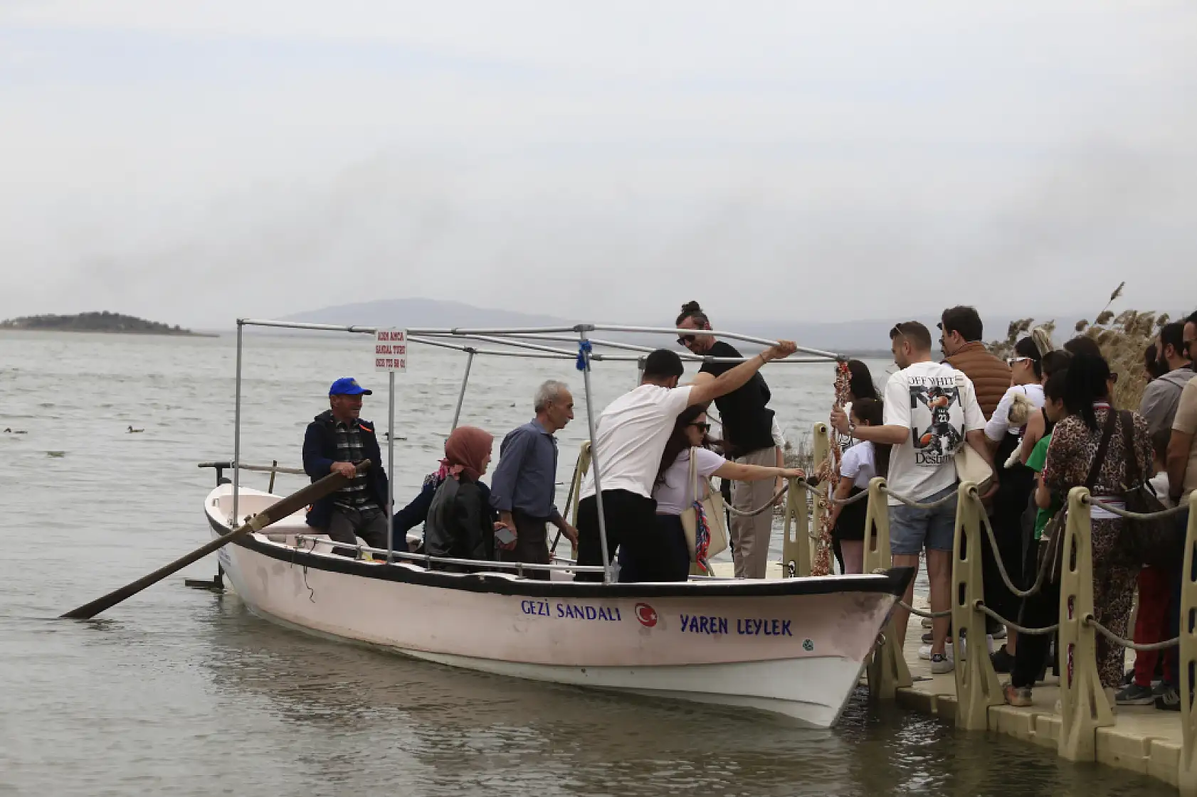 Yaren leyleğin geldiği duyan, o köye akın etti