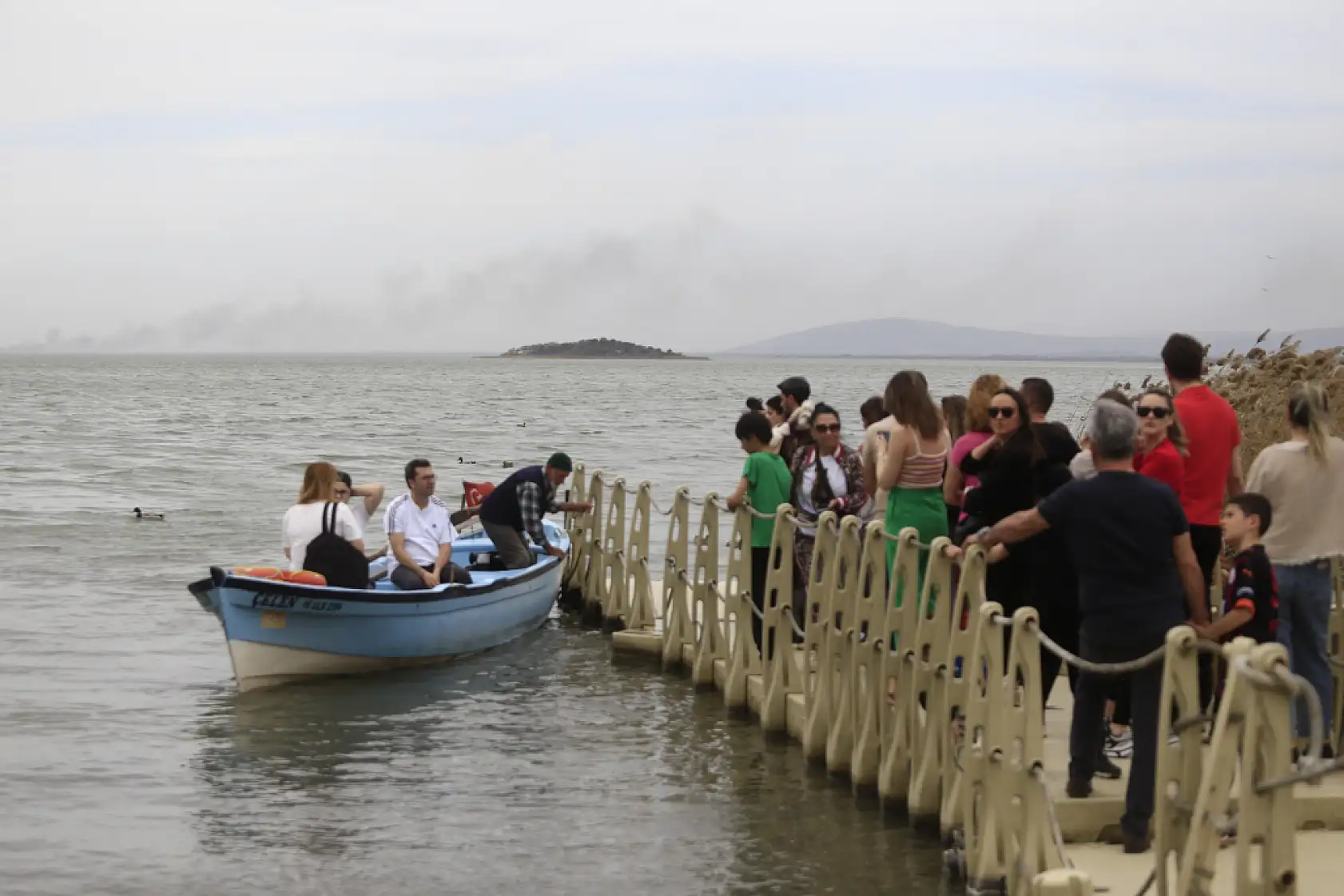 Yaren leyleğin geldiği duyan, o köye akın etti