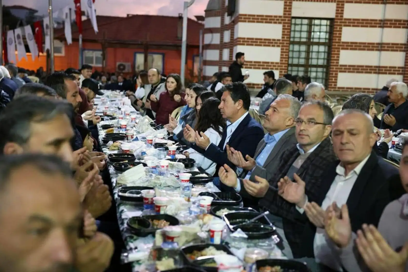 Muğla Büyükşehir iftar yemekleri Kavaklıdere ile devam etti