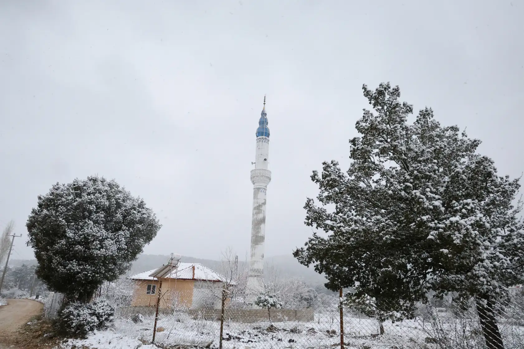 Muğla'ya Mart ayında kar sürprizi, bahar ve kış bir arada