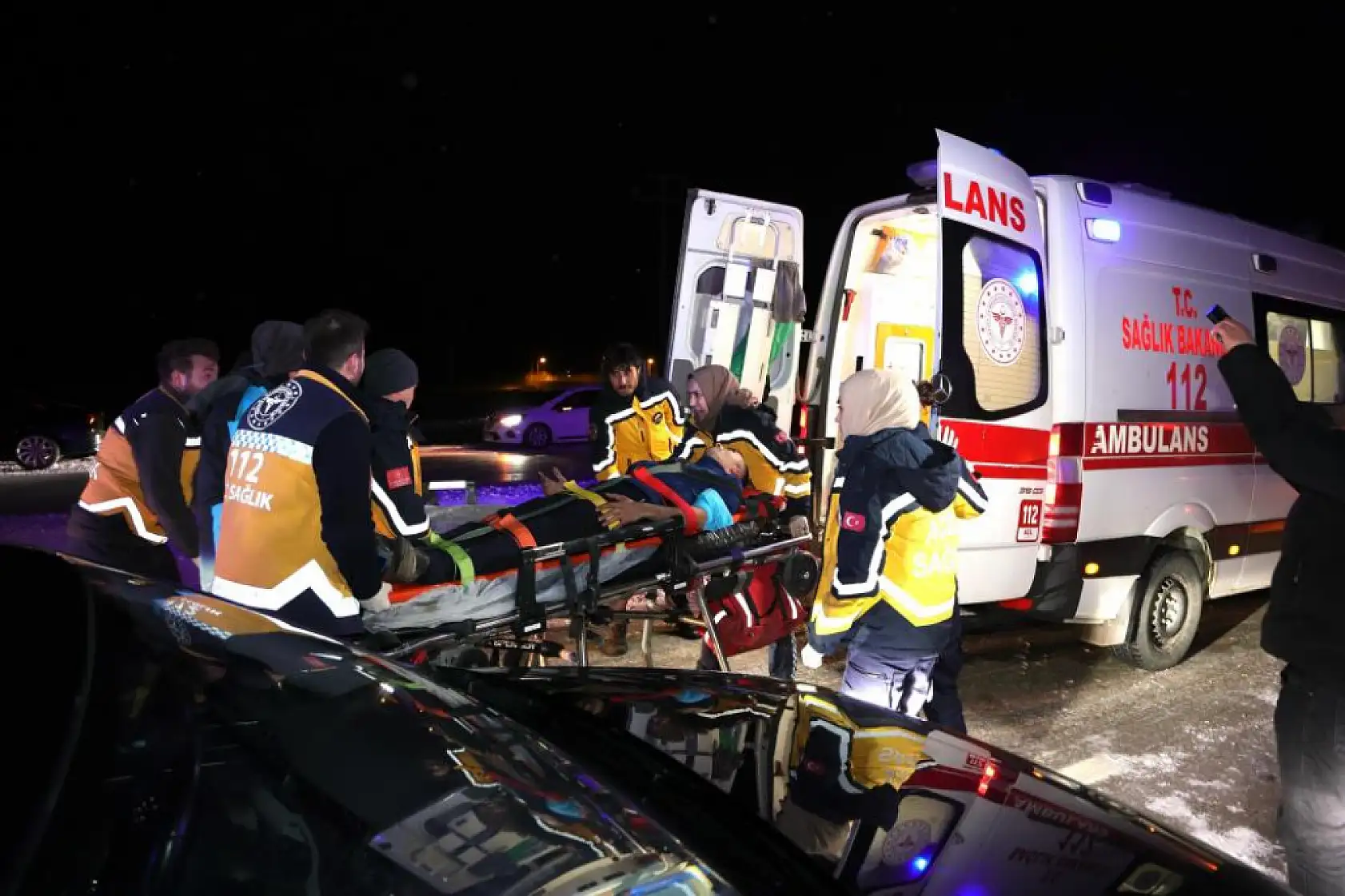 Aksaray'da yolcu otobüsü buzlanma nedeniyle devrildi: 20 yaralı