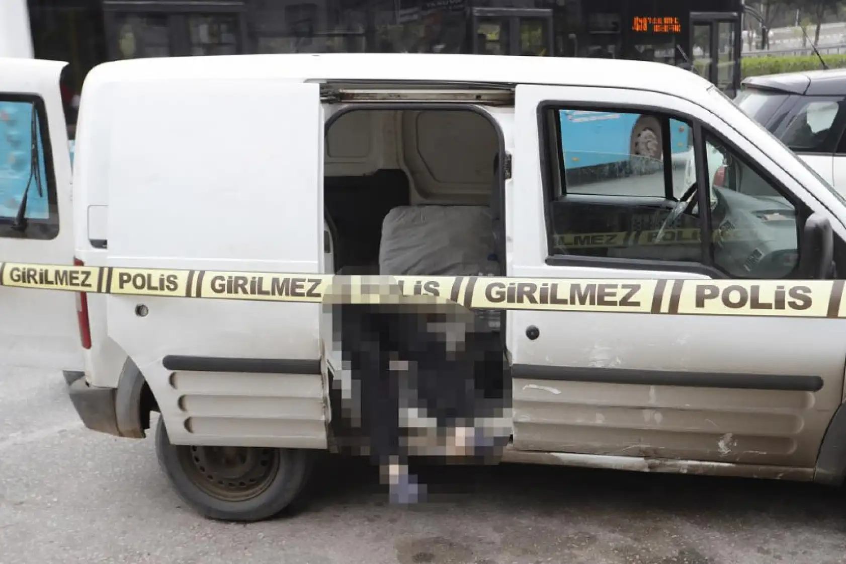 Adliyeye birlikte geldiği arkadaşını 1 saat sonra ölü olarak buldu