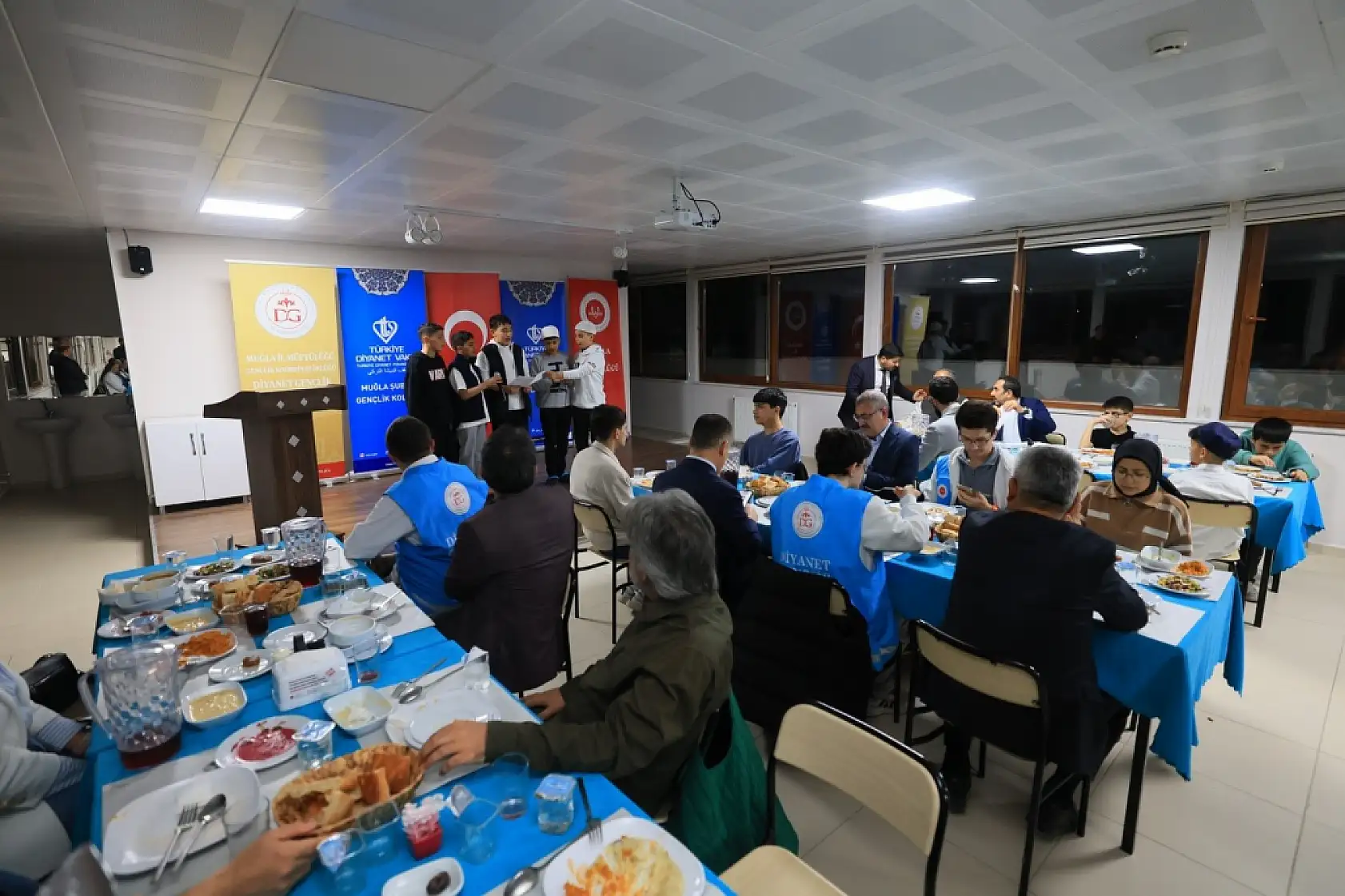 Vali Akbıyık, Kur'an Kursu'nda öğrencilerle iftar programında buluştu