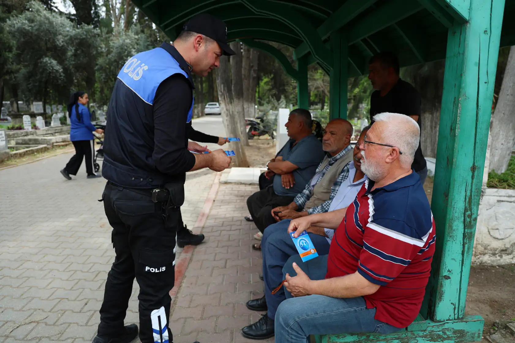 Polisten mezarlıkta 'sahte hoca' avı